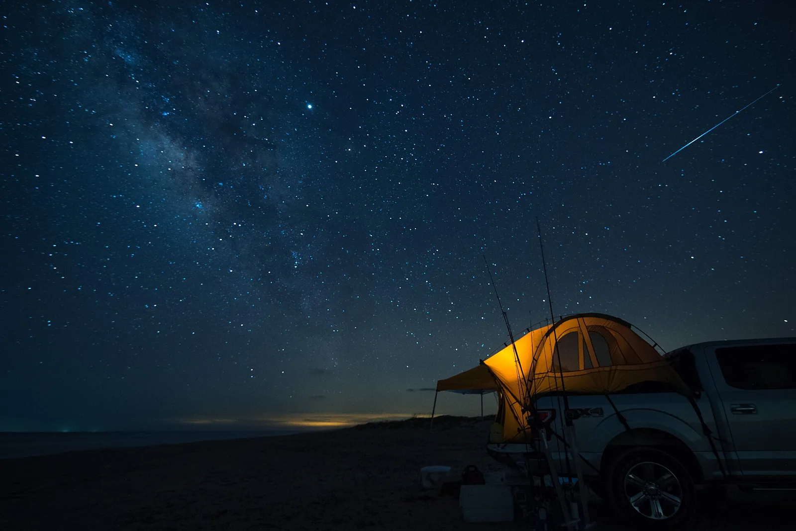 การกางเต็นท์ท้ายรถใต้ทางช้างเผือกที่ Padre Island National Seashore รัฐเท็กซัส สหรัฐอเมริกา เมื่อปี 2019