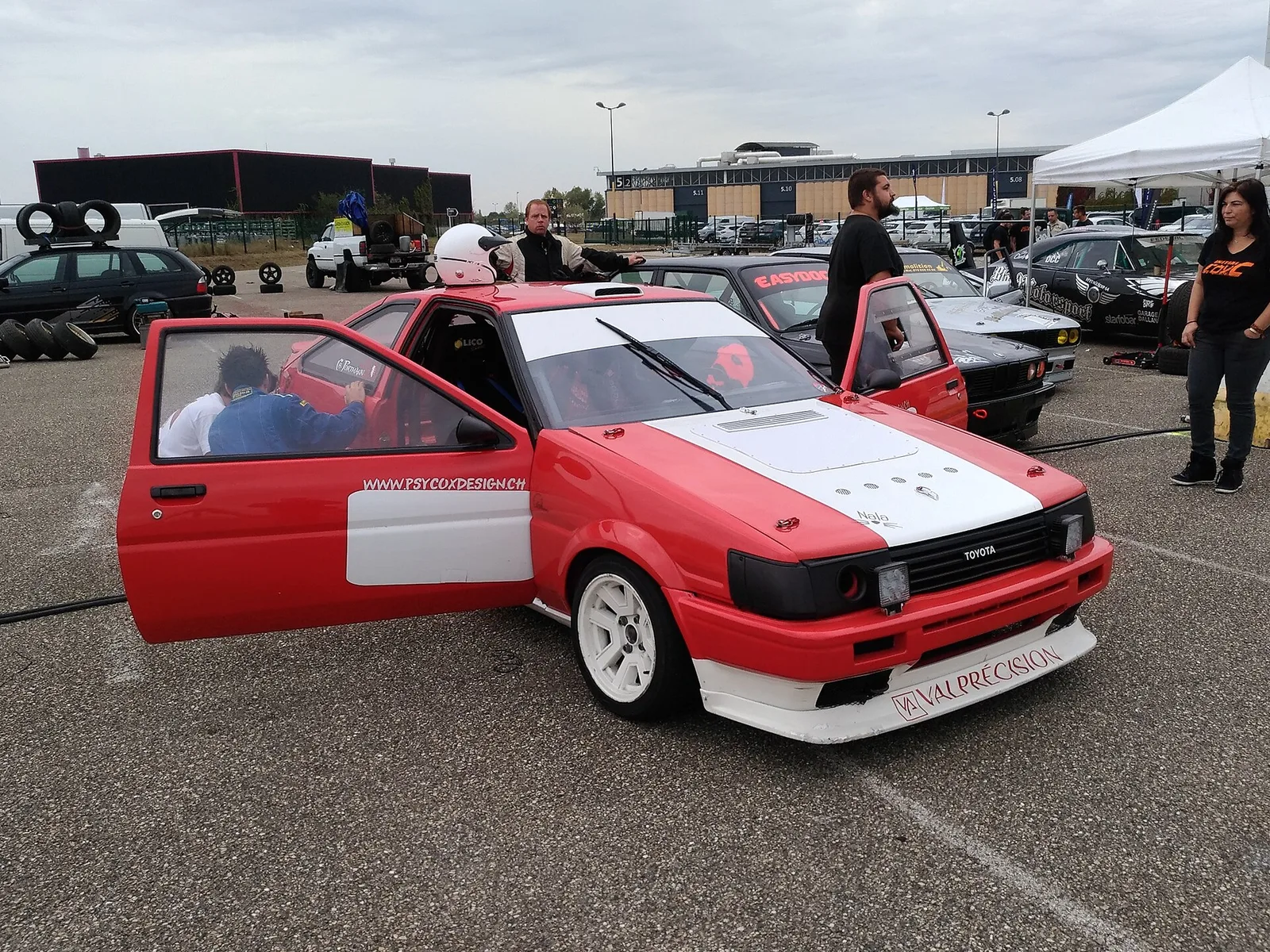 Toyota Corolla Levin AE86 คันแต่งดริฟท์ในพาดด็อกงาน Salon de Lyon ประเทศฝรั่งเศส เมื่อปี 2017