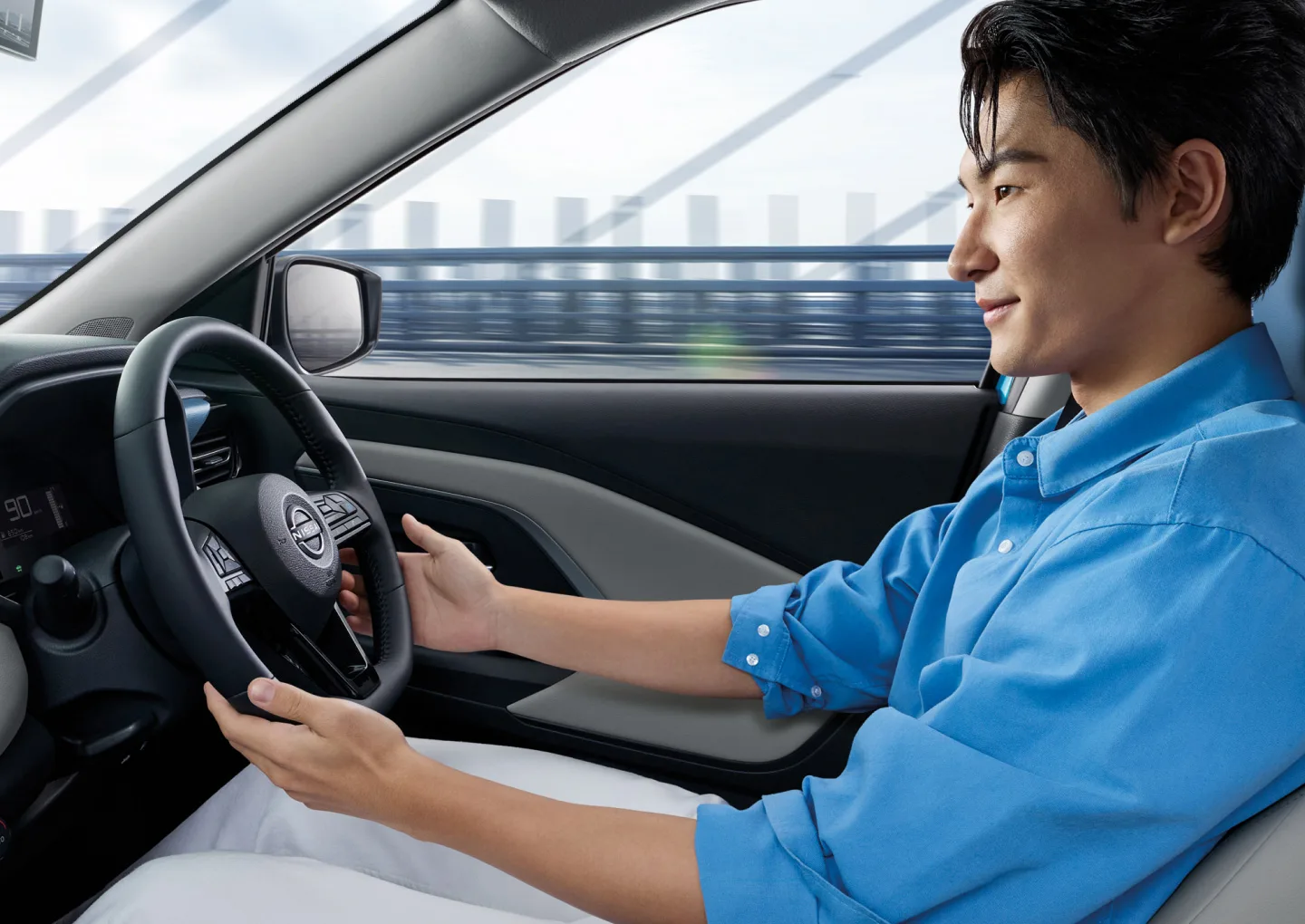 ภาพประชาสัมพันธ์ที่ Nissan ใช้อธิบายการขับทางไกลด้วย ProPILOT ในห้องโดยสาร Kicks e-POWER ใหม่ ระบบทำงานต่อเมื่อคนขับยังจับพวงมาลัยอยู่