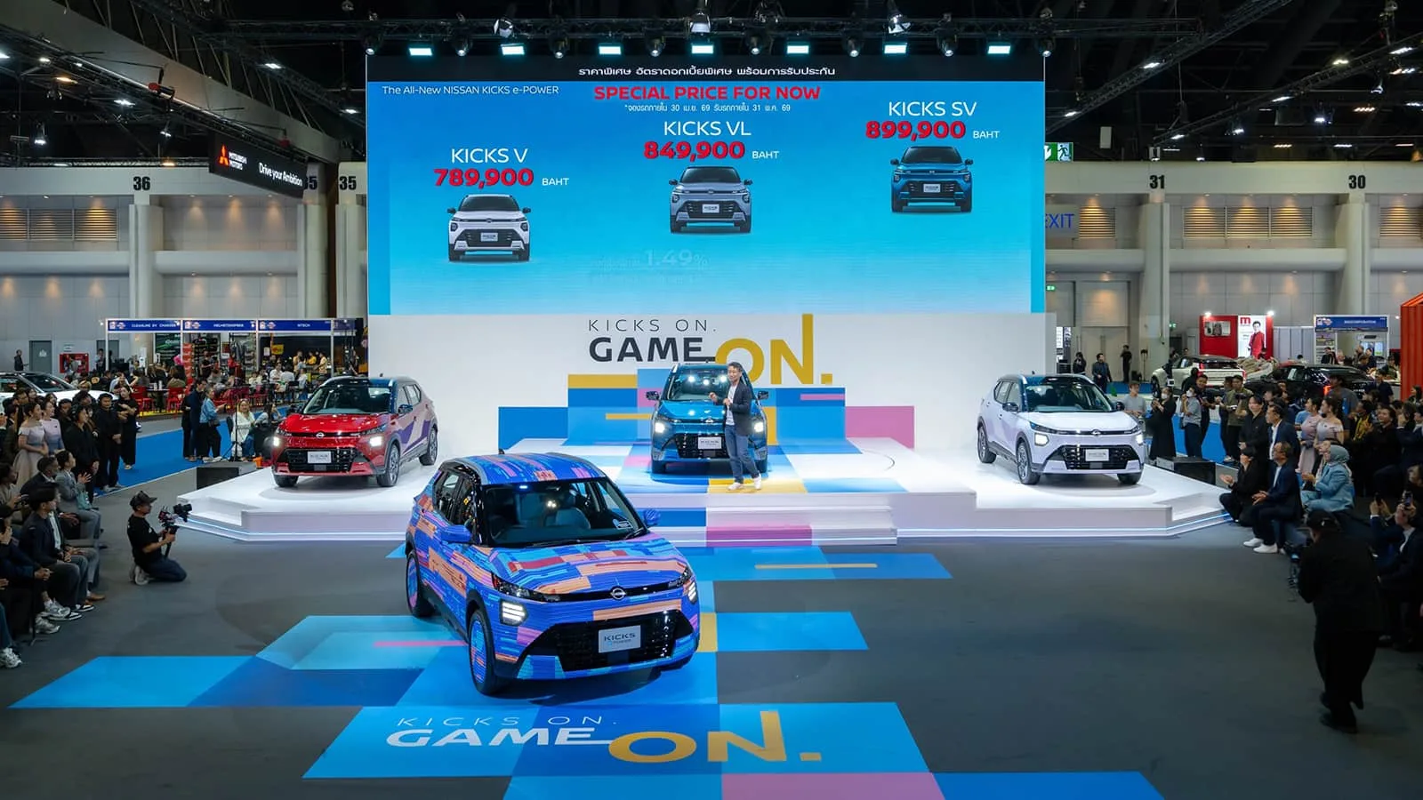 บูธ Nissan ที่งานมอเตอร์โชว์ครั้งที่ 47 กับป้ายราคาโปรโมชั่นเปิดตัวของ Kicks e-POWER ทั้งสามรุ่นย่อย V 789,900 บาท VL 849,900 บาท และ SV 899,900 บาท