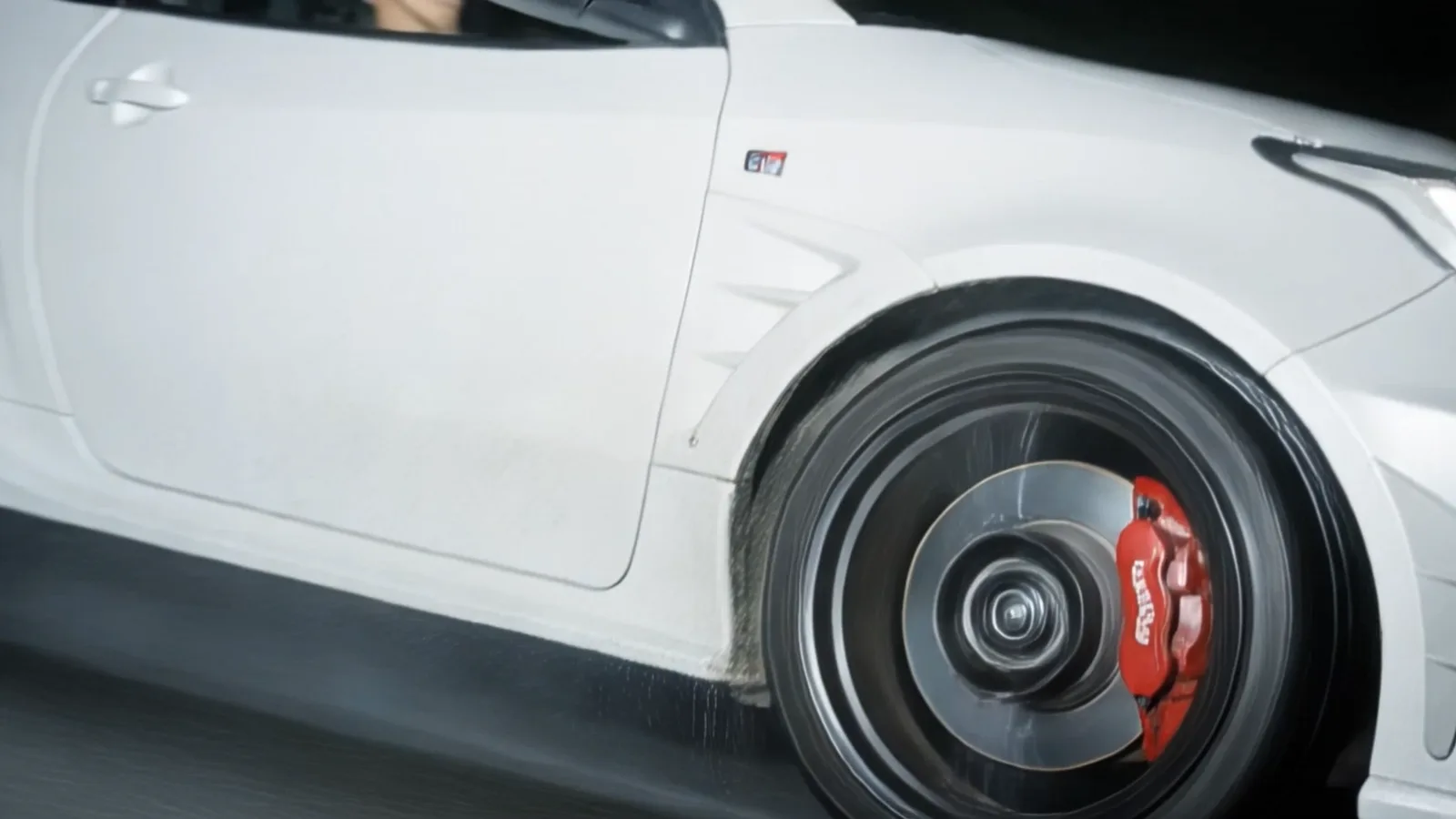 ล้อดำก้ามเบรกแดงของ GR Yaris ระยะประชิด