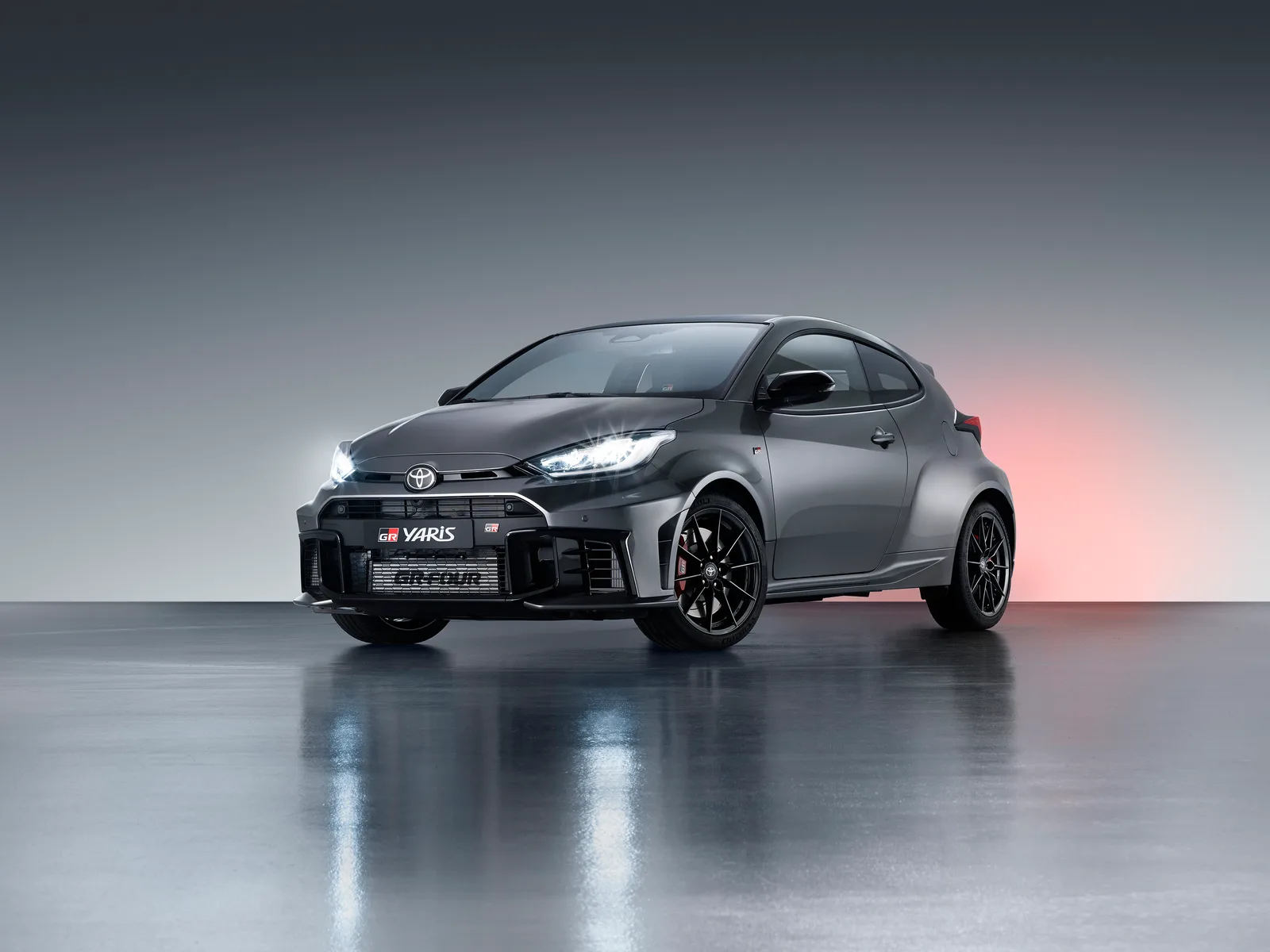 GR Yaris เฟซลิฟต์ 2024 มุมหน้าในสตูดิโอ