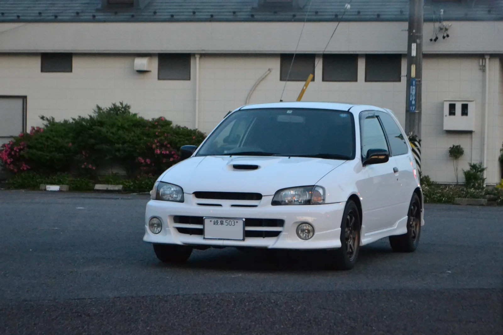 Toyota Starlet Glanza V EP91 สีขาว รุ่นต่อจาก EP82 จอดในญี่ปุ่นช่วงพลบค่ำ