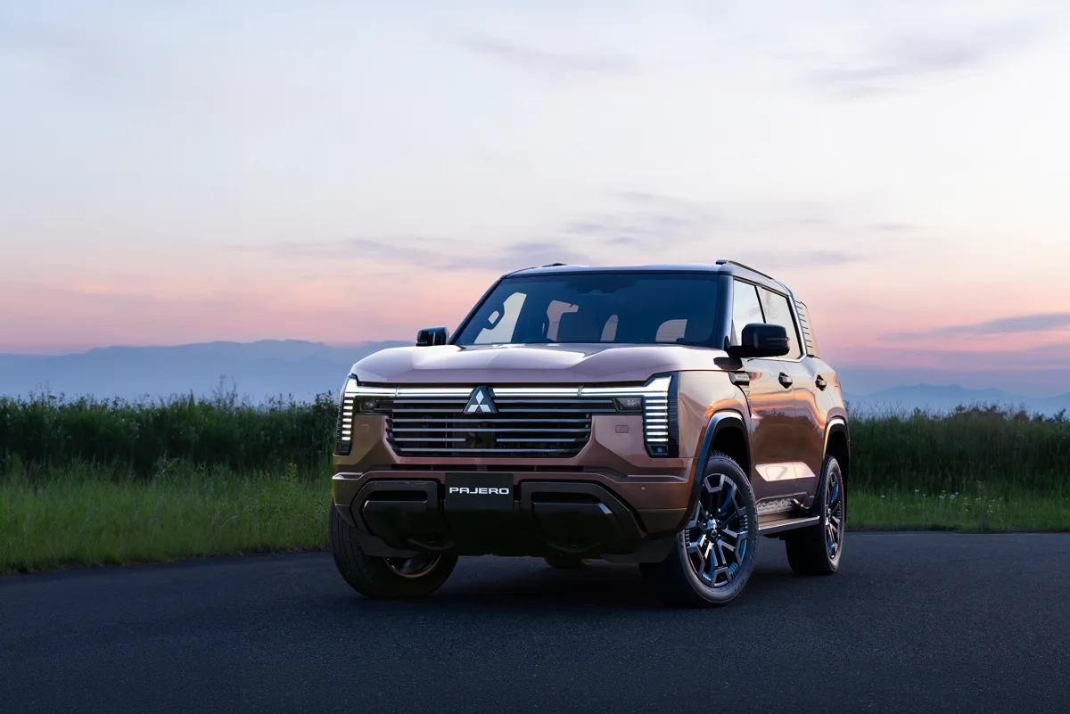 Pajero เจนที่ 5 สีบรอนซ์ทองแดง มุมหน้าสามส่วน ยามพลบค่ำ ภาพเปิดตัวทางการ