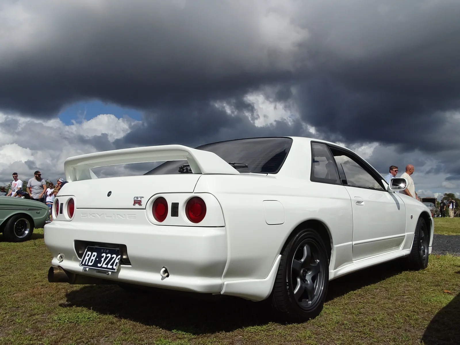 Nissan Skyline GT-R R32 สีขาว มุมท้าย 3/4 ใต้เมฆฝนก่อนพายุ