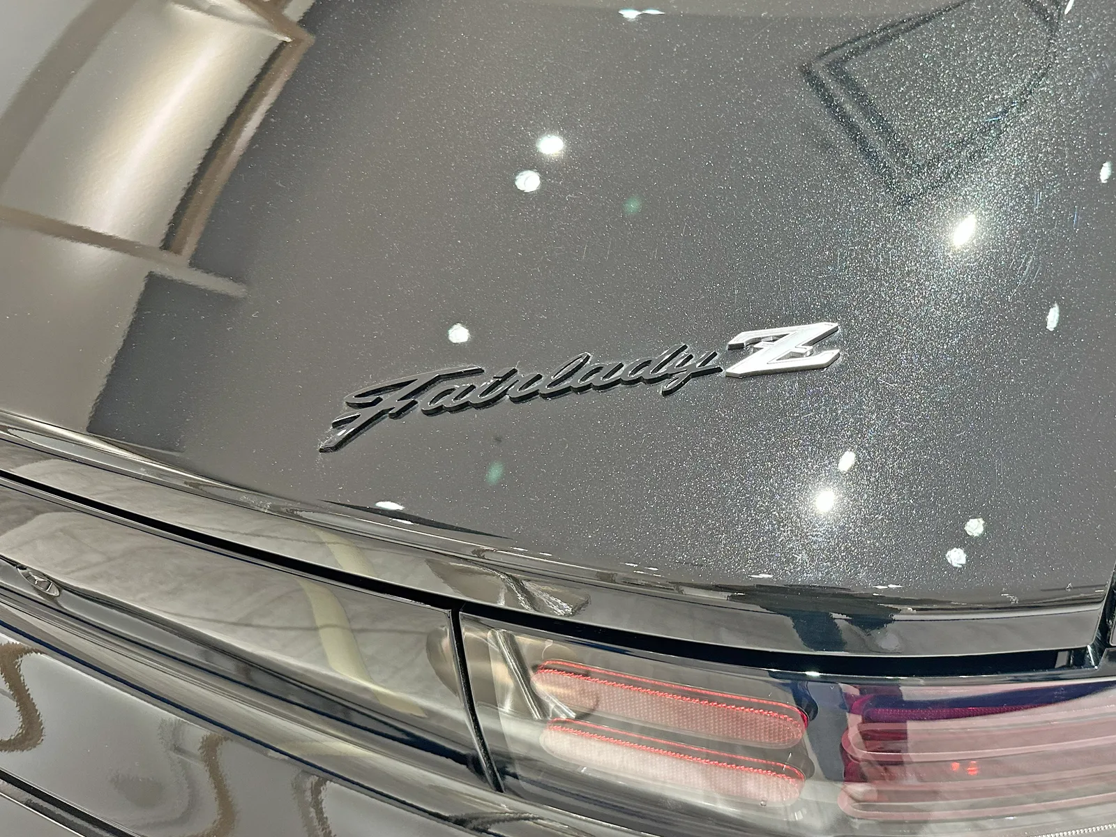 ดีเทลป้ายชื่อ Fairlady Z คู่โลโก้ Z คลาสสิกบนฝากระโปรงท้าย สื่อถึงการนำโลโก้ Z กลับมา