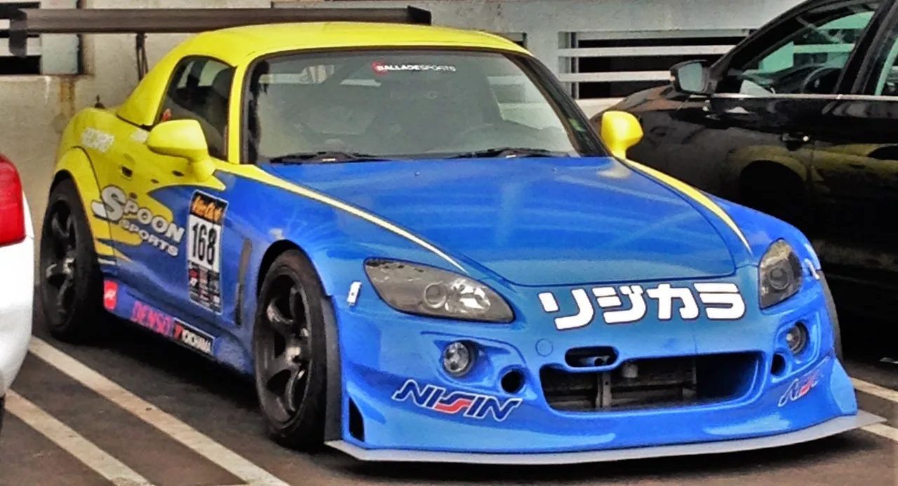 Honda S2000 AP2 ชุด Spoon Sports สีฟ้าตัดเหลือง มุมหน้าสามส่วนสี่ในญี่ปุ่น