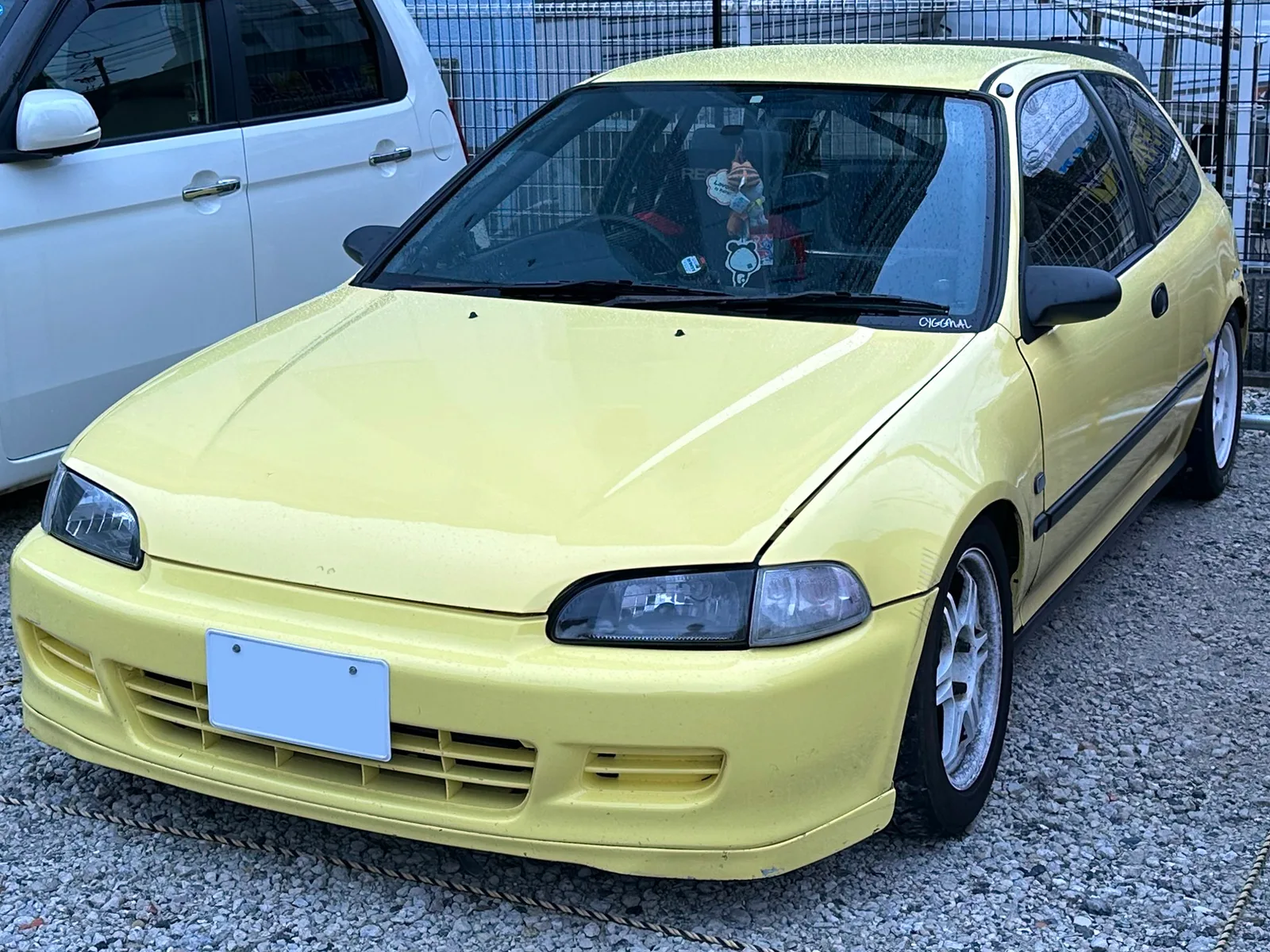Honda Civic EG6 สีเหลือง มุมหน้าสามส่วน จอดลานกรวดสไตล์ญี่ปุ่นแท้