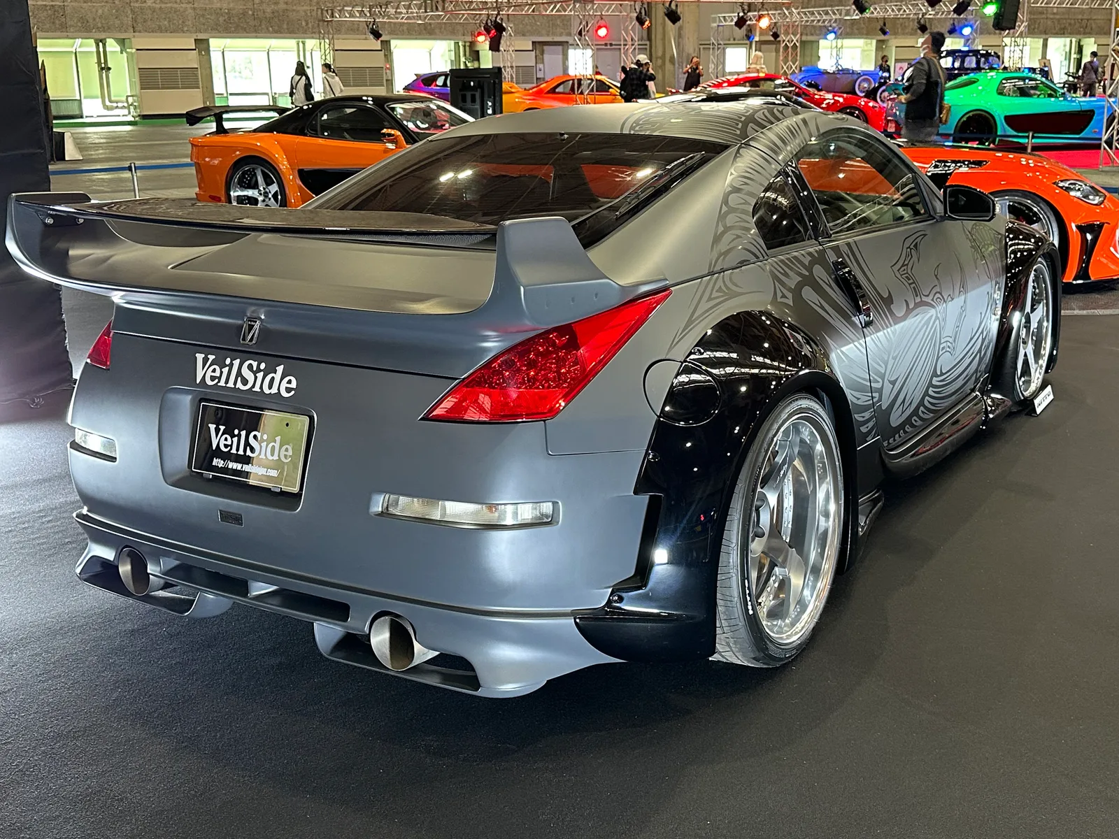 Nissan 350Z ชุด VeilSide มุมท้ายสามส่วน ไวด์บอดี้ มีโลโก้ VeilSide ติดท้ายรถ