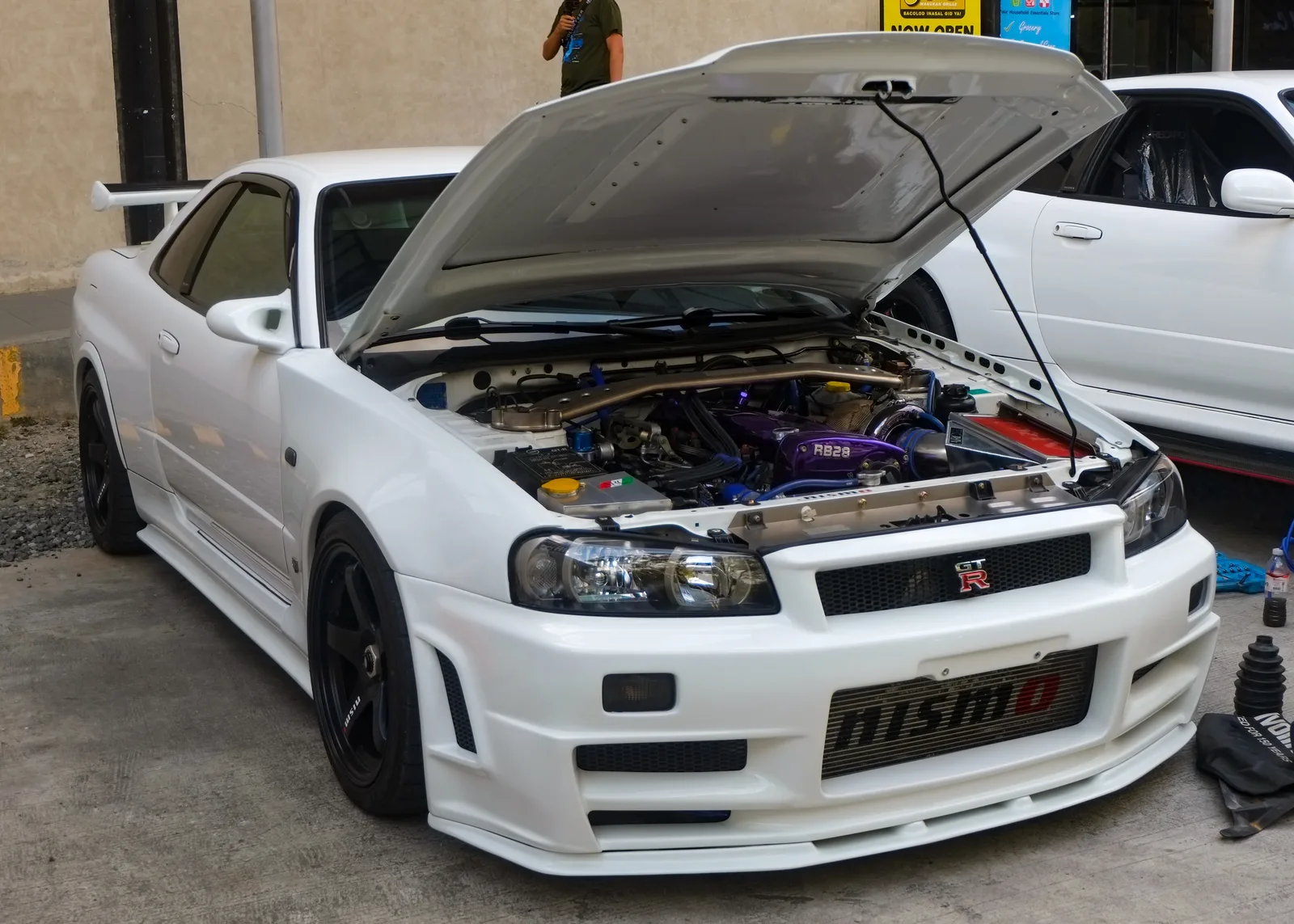 นิสสัน สกายไลน์ GT-R R34 สีขาว เปิดฝากระโปรงโชว์เครื่อง RB26 แต่งเทอร์โบ มุมหน้าสามส่วน