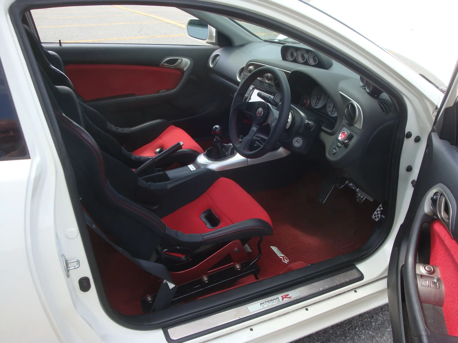 ภายใน Integra Type R DC5 เบาะ Recaro แดงดำ เกียร์ธรรมดา เห็นแผ่นเกทับ Type R
