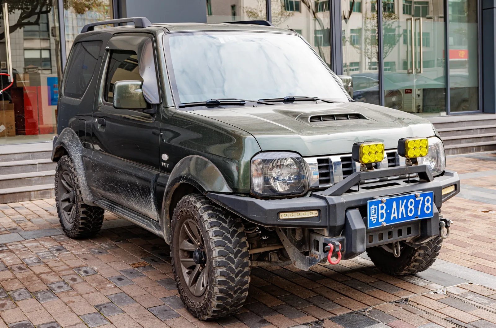 Jimny เขียวเข้ม แต่งกันชนเหล็กพร้อมวินช์และยางบล็อกใหญ่