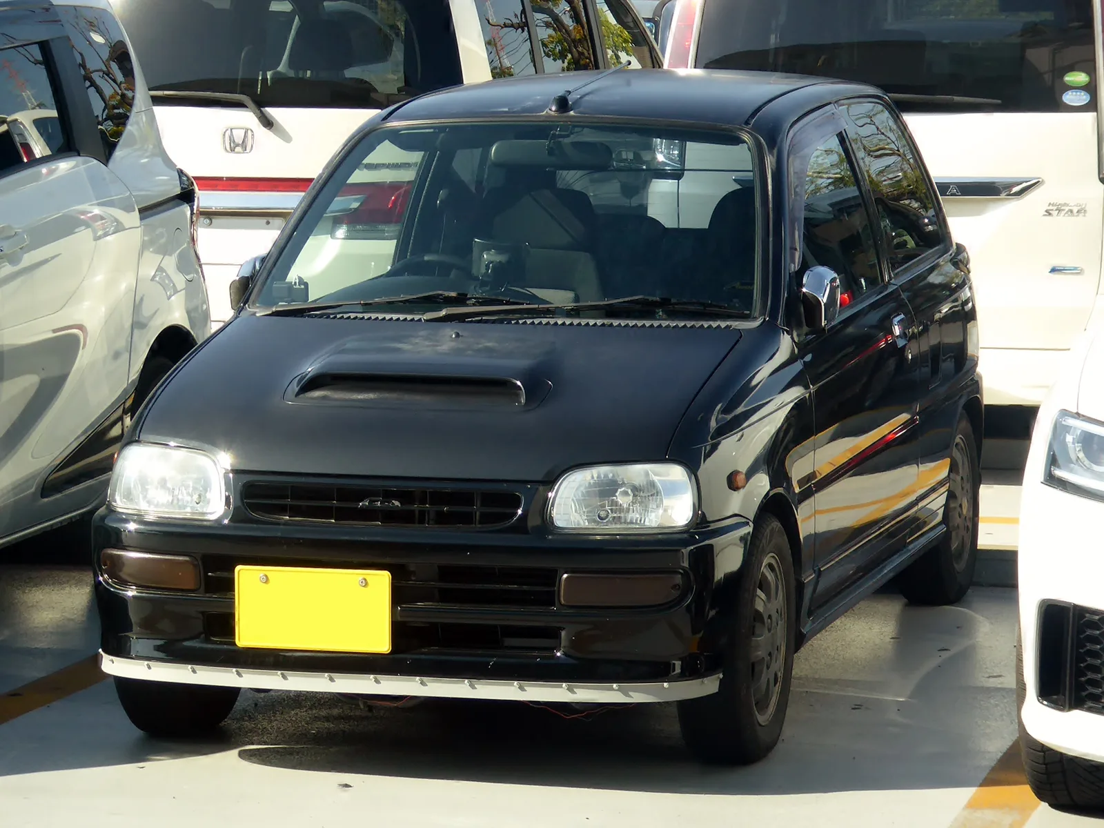 Mira TR-XX Avanzato L500S สีดำ มุมหน้าตรง เห็นช่องดักลมบนฝากระโปรง