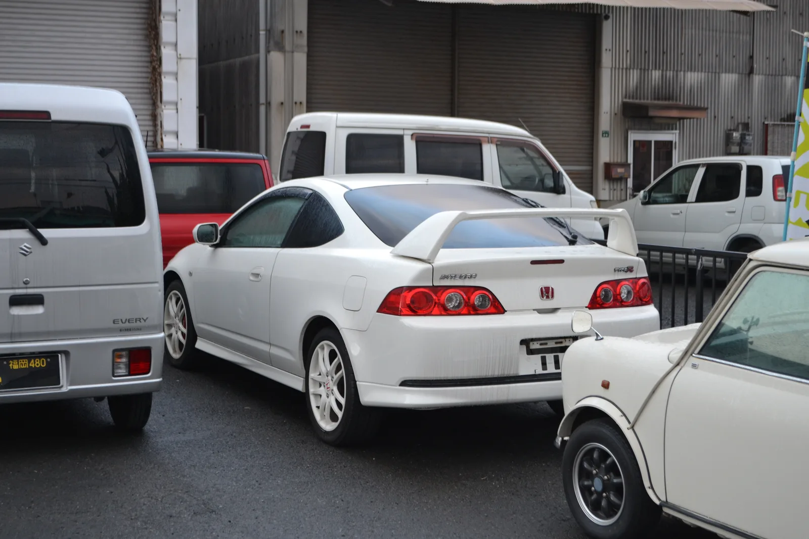Honda Integra Type R DC5 C Package สีขาว มุมท้าย เห็นตรา TYPE R ชัดเจน