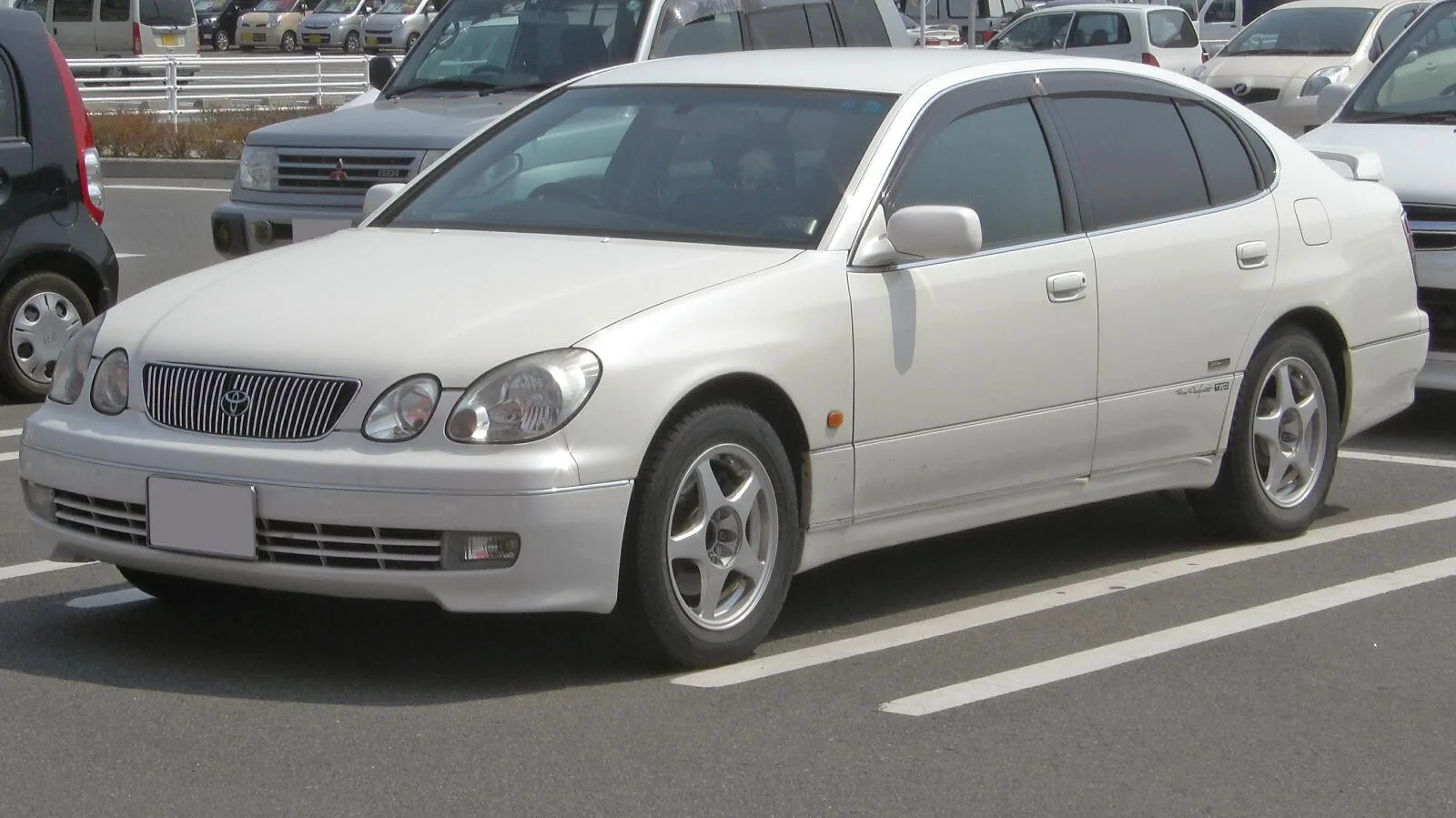 Toyota Aristo สีขาวมุกมุมหน้าสามส่วน อีกหนึ่งรุ่นที่ TRD ฝากชื่อไว้