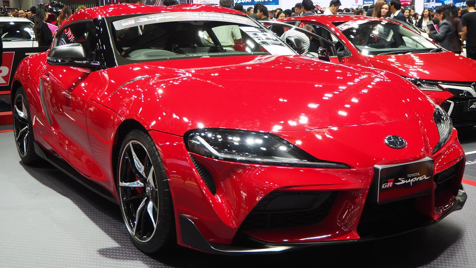 Toyota GR Supra RZ สีแดง มุมหน้าสามส่วนสี่ ในงานมหกรรมยานยนต์ ปี 2019