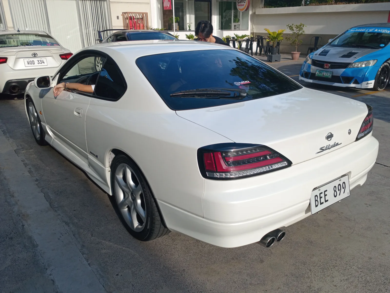 Nissan Silvia S15 Spec S สีขาว มุมท้ายสามส่วน จอดปั๊มน้ำมันท่ามกลางรถแต่งคันอื่น