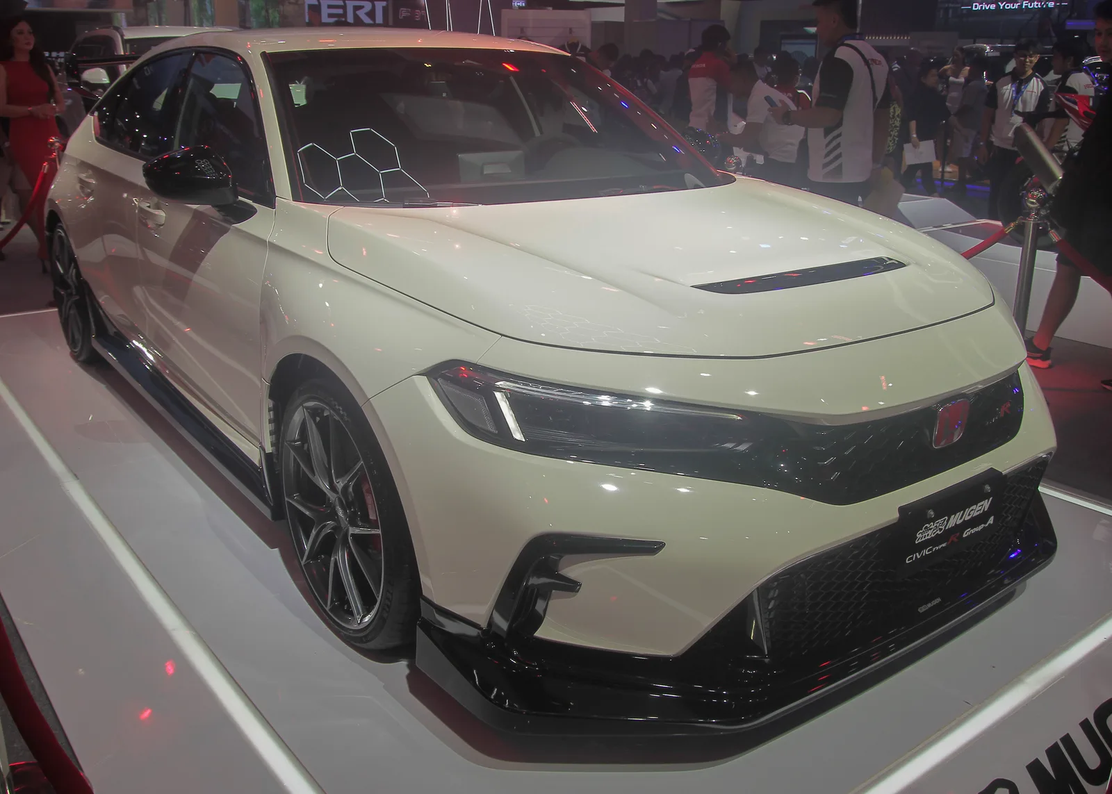 Civic Type R FL5 ชุดแต่ง MUGEN Group-A สีครีม มุมหน้า 3/4 บนแท่นโชว์