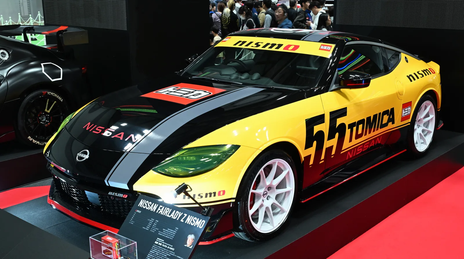 Nissan Fairlady Z Nismo ลาย Tomica 55th สีเหลืองดำ บนบูธในงานโชว์