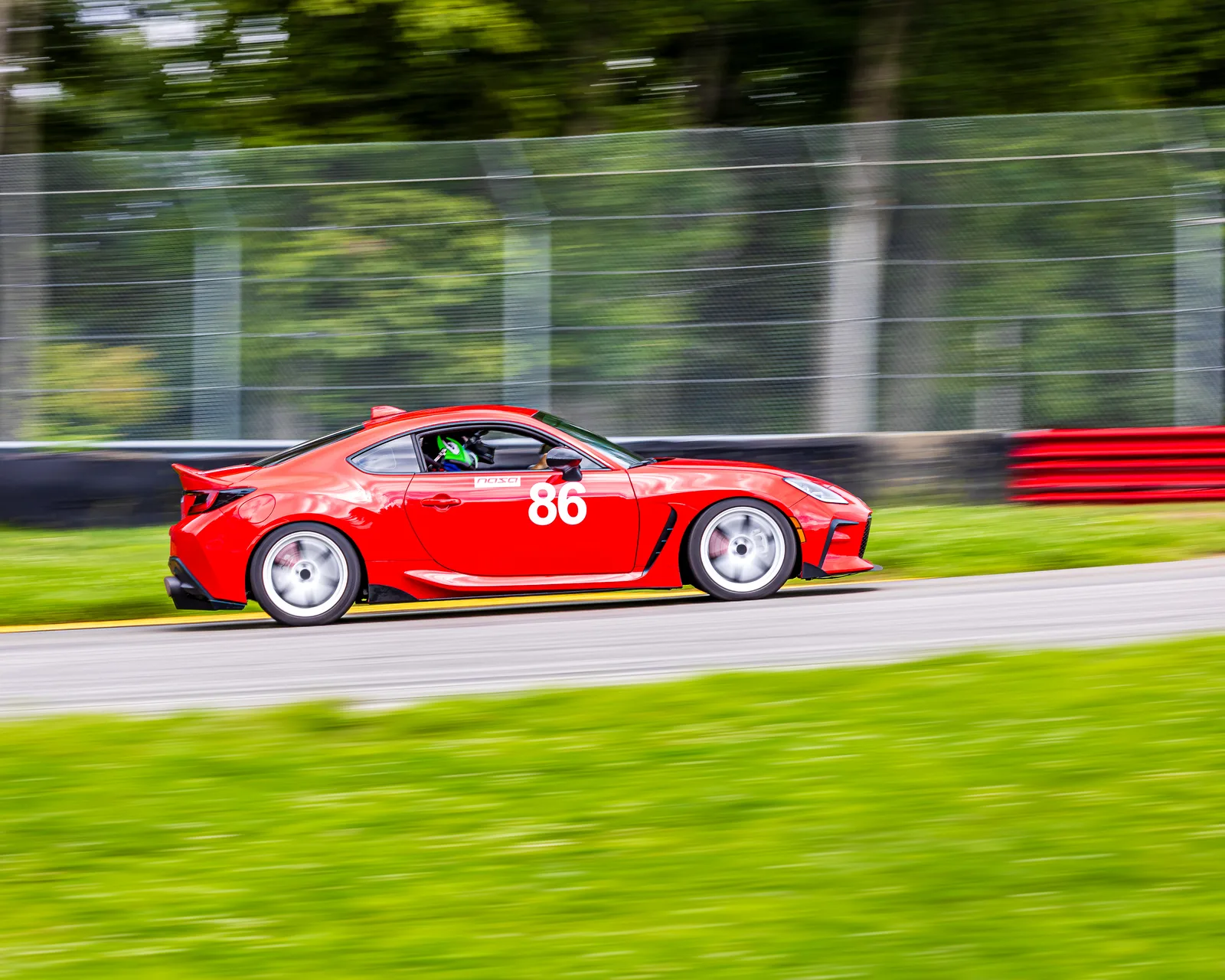 Toyota GR86 หมายเลข 86 ลงสนามแข่งจริงที่ Mid-Ohio ปี 2023 · ไม่ใช่ภาพจากสนามช้าง