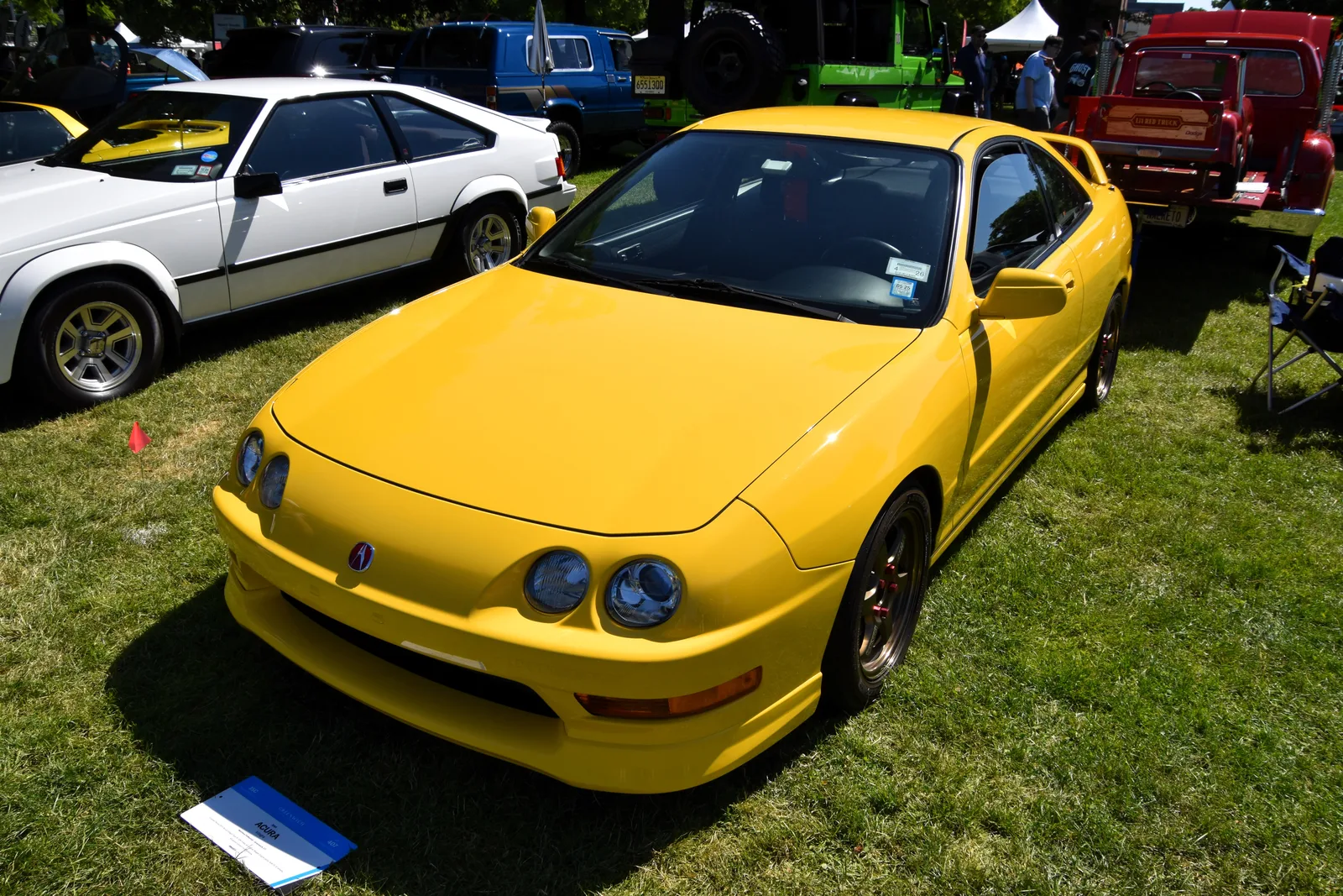 Integra Type R DC2 สีเหลือง Phoenix มุมหน้า 3/4 ในงานประกวดรถ