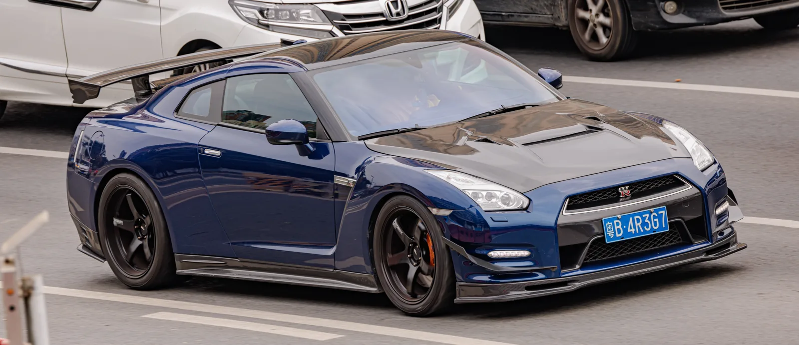 GT-R R35 สีน้ำเงินเข้มเกือบดำ กำลังวิ่งบนถนนในจีน บรรยากาศใช้งานจริง