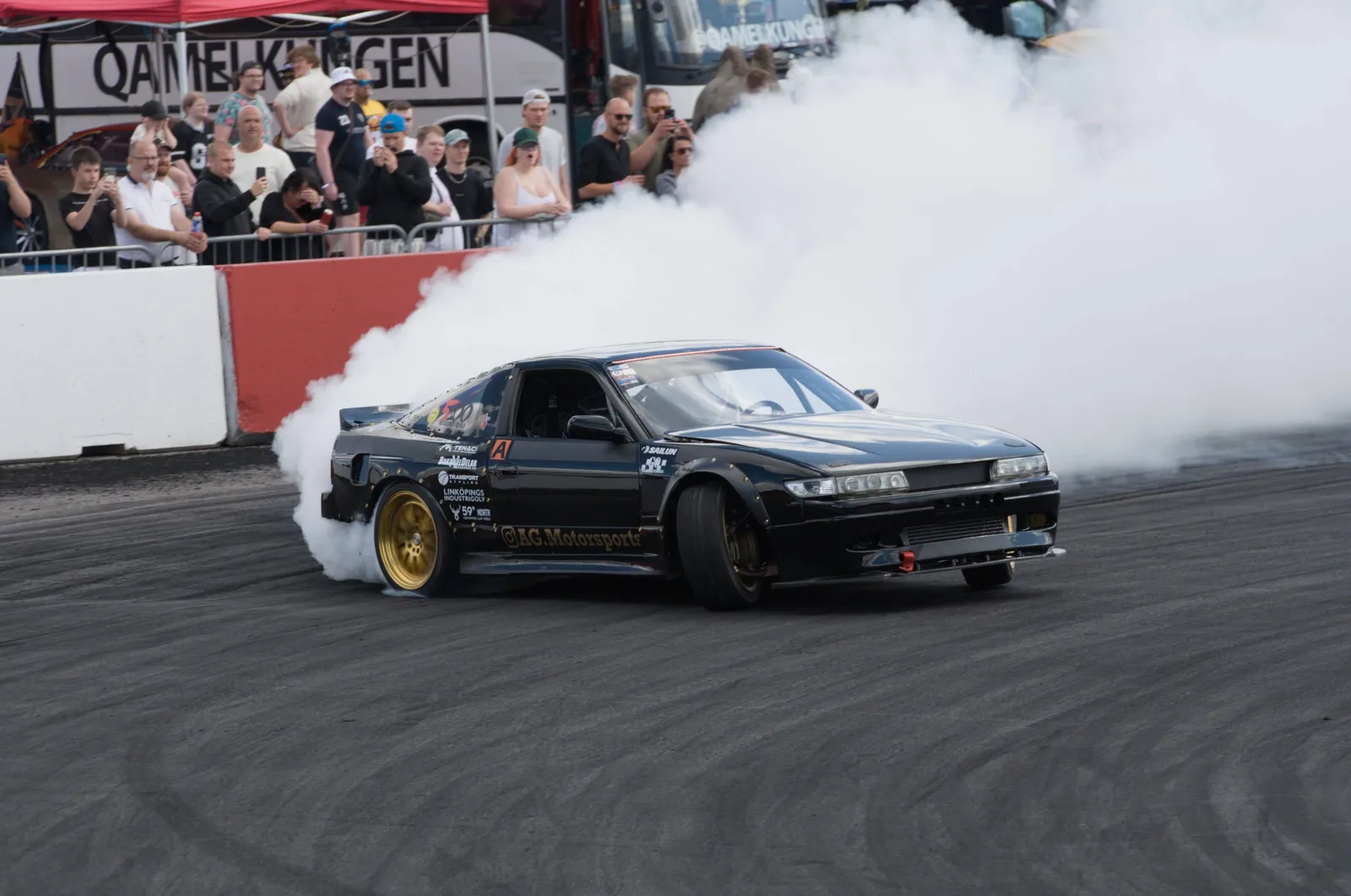 Nissan Silvia S13 ดำดริฟท์ปล่อยควันยางท่ามกลางฝูงชนข้างสนาม มุมหน้าสามส่วน