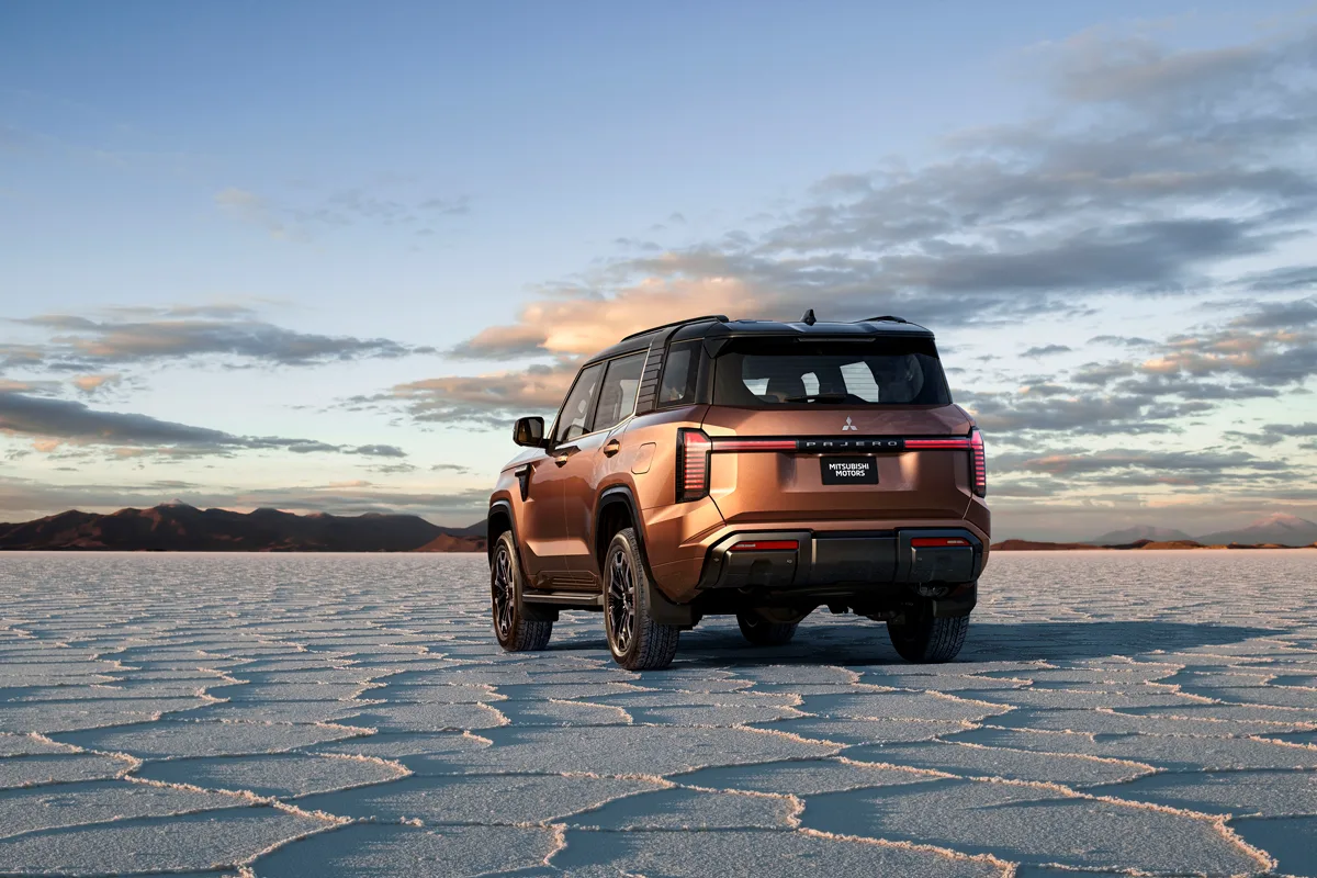 Pajero เจนใหม่ มุมท้ายสามส่วน จอดกลางทะเลสาบเกลือ บรรยากาศดิบเปิดกว้าง