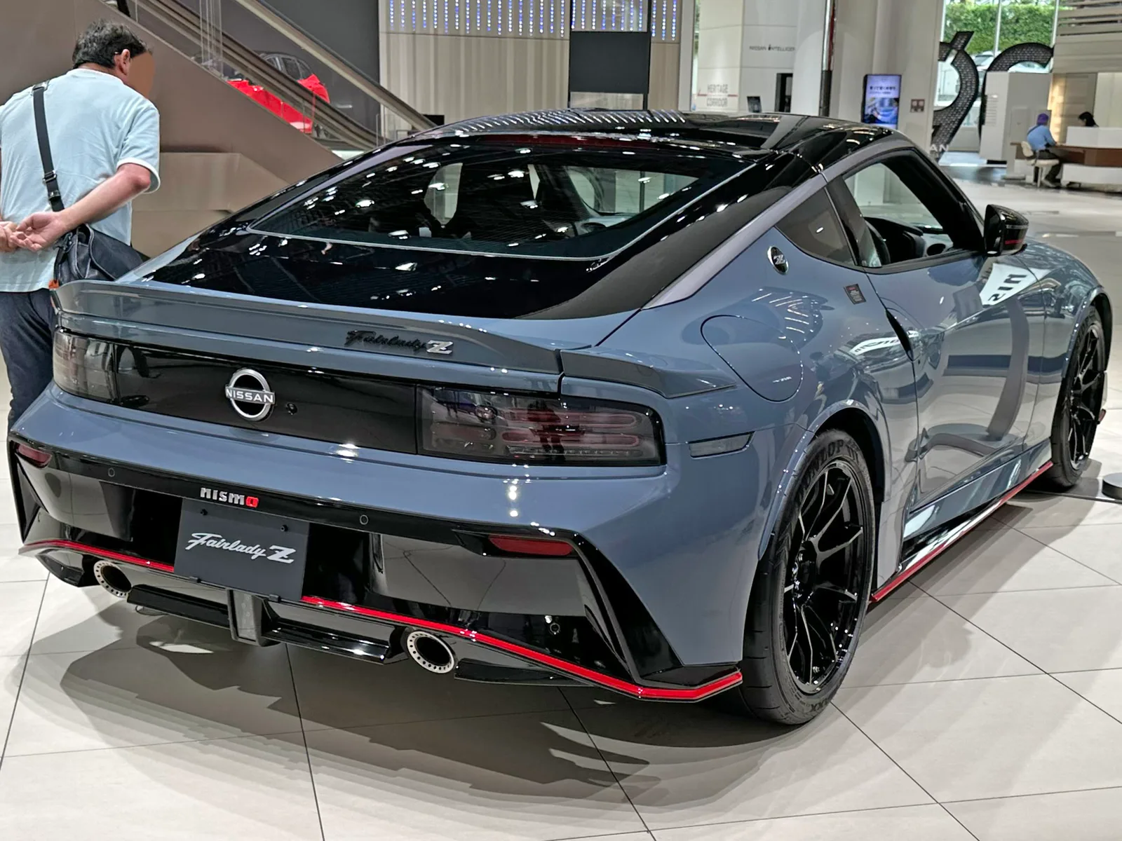 มุมสามส่วนท้ายของ Z NISMO สีเทาฟ้าในโชว์รูม เผยไฟท้ายแถบดำและดิฟฟิวเซอร์แต่งสปอร์ต