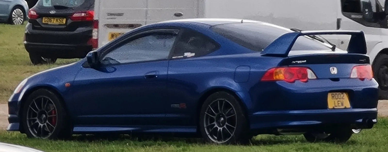 Integra Type R DC5 สีน้ำเงิน มุมข้างท้าย เห็นสปอยเลอร์และทรงสปอร์ตชัดเจน
