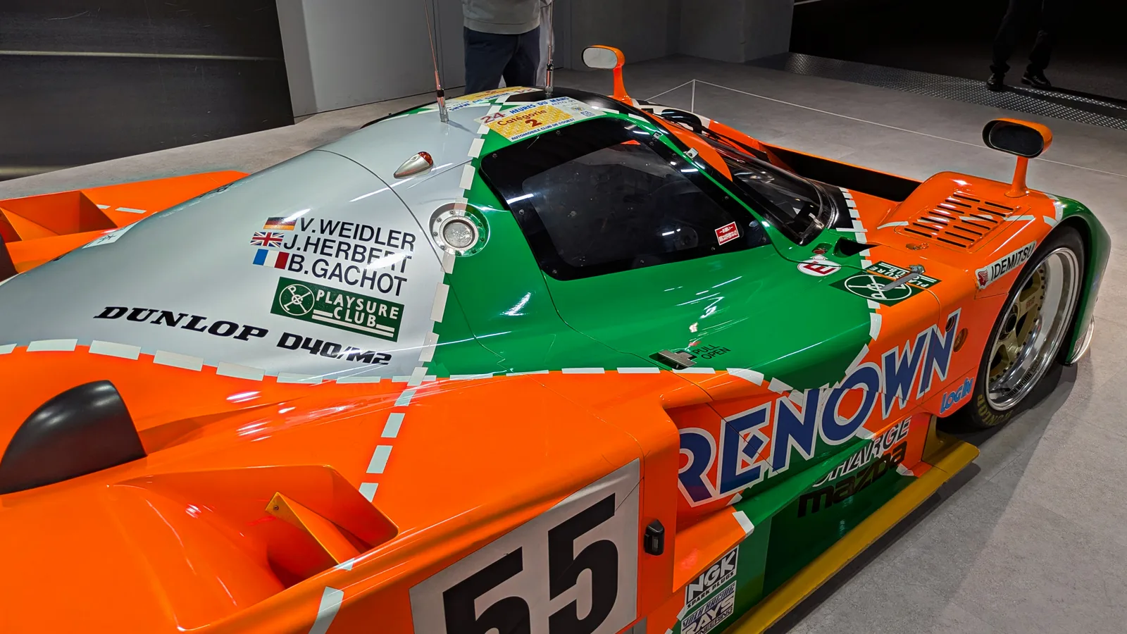 787B หมายเลข 55 คันแชมป์เลอม็อง ลายเงินส้มเขียว มีชื่อนักขับสามคนบนฝากระโปรง
