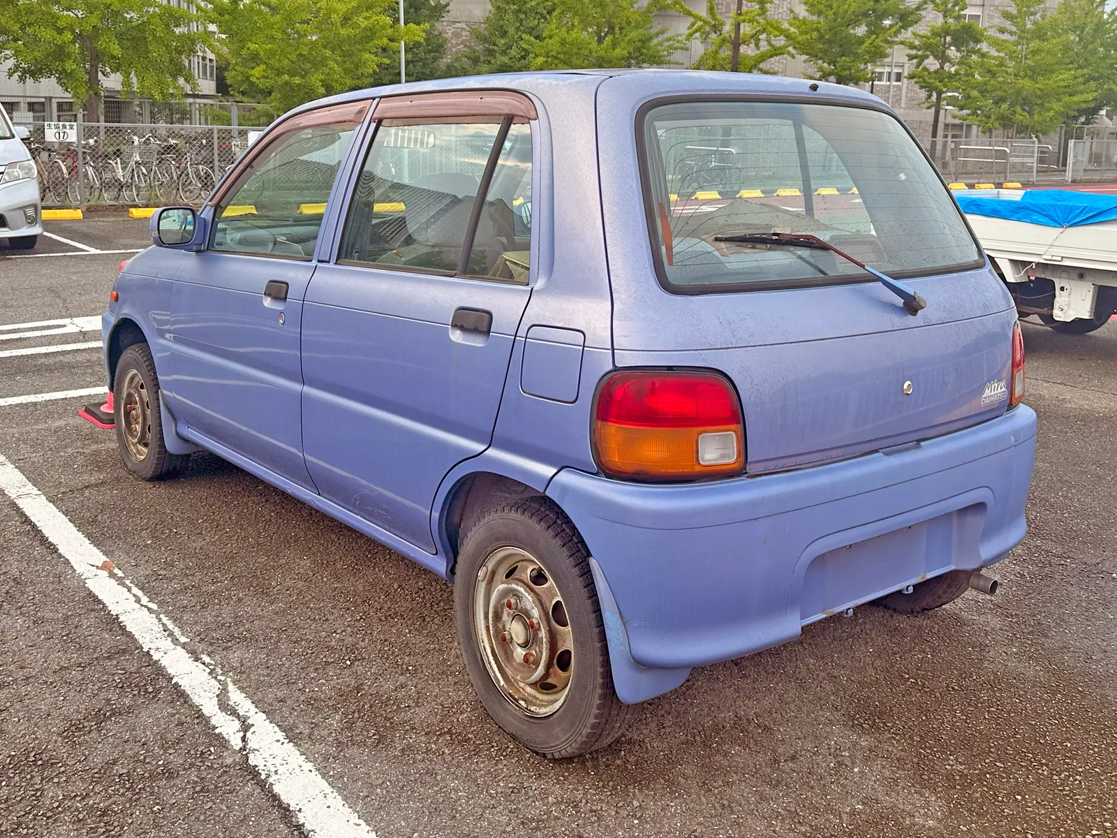 มิระ CR (E-L502S) สีฟ้าอมม่วง มุมท้ายเฉียงในลานจอด ยืนยันรุ่น L500 ตัวจริง