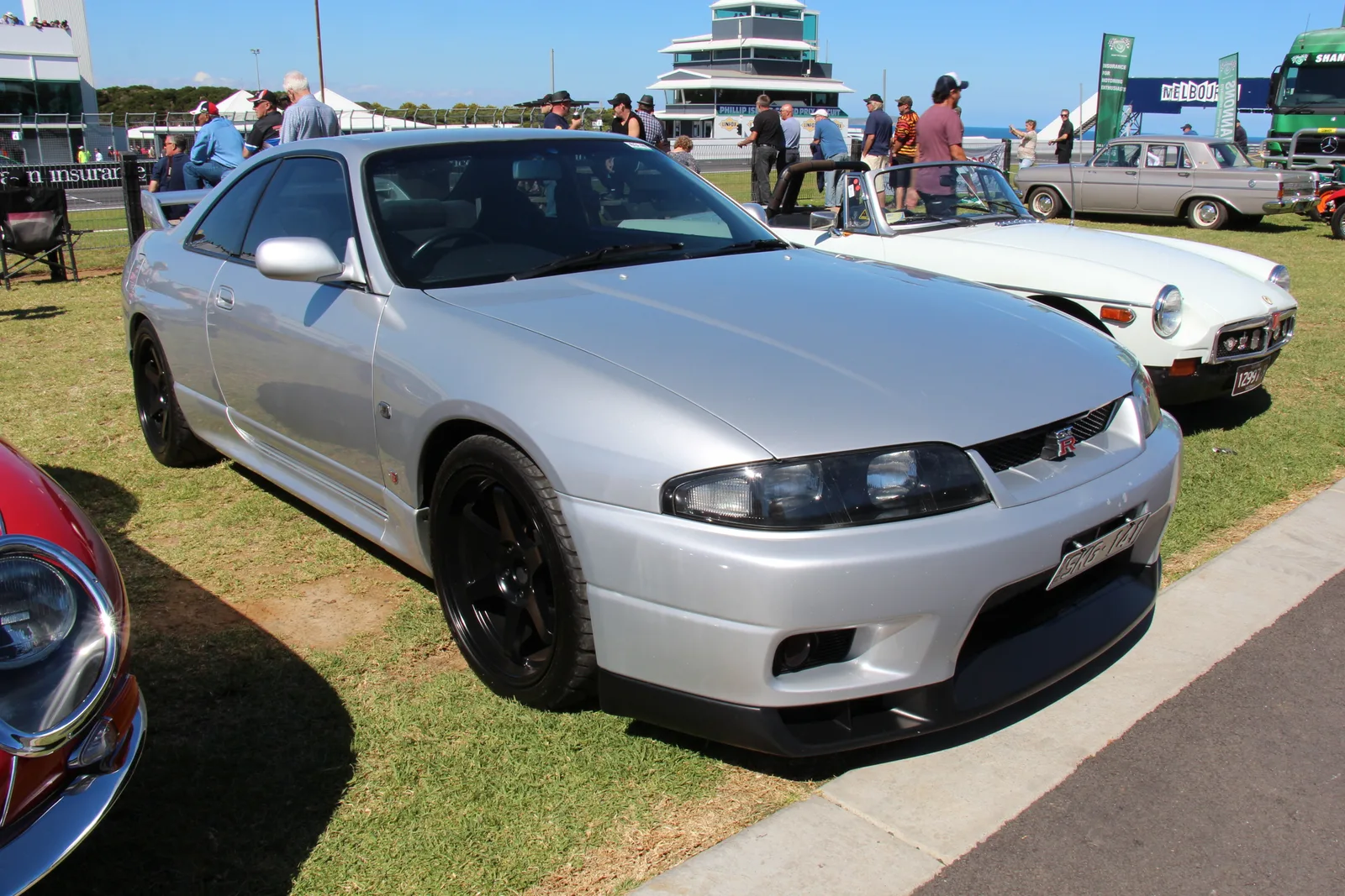 Nissan Skyline GT-R R33 สีเงิน มุมหน้าสามส่วน ในงานรวมรถที่สนามแข่ง Phillip Island
