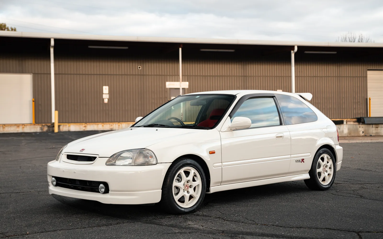 Honda Civic Type R EK9 สี Championship White มุมหน้าเฉียง ล้อขาวเดิมโรงงาน