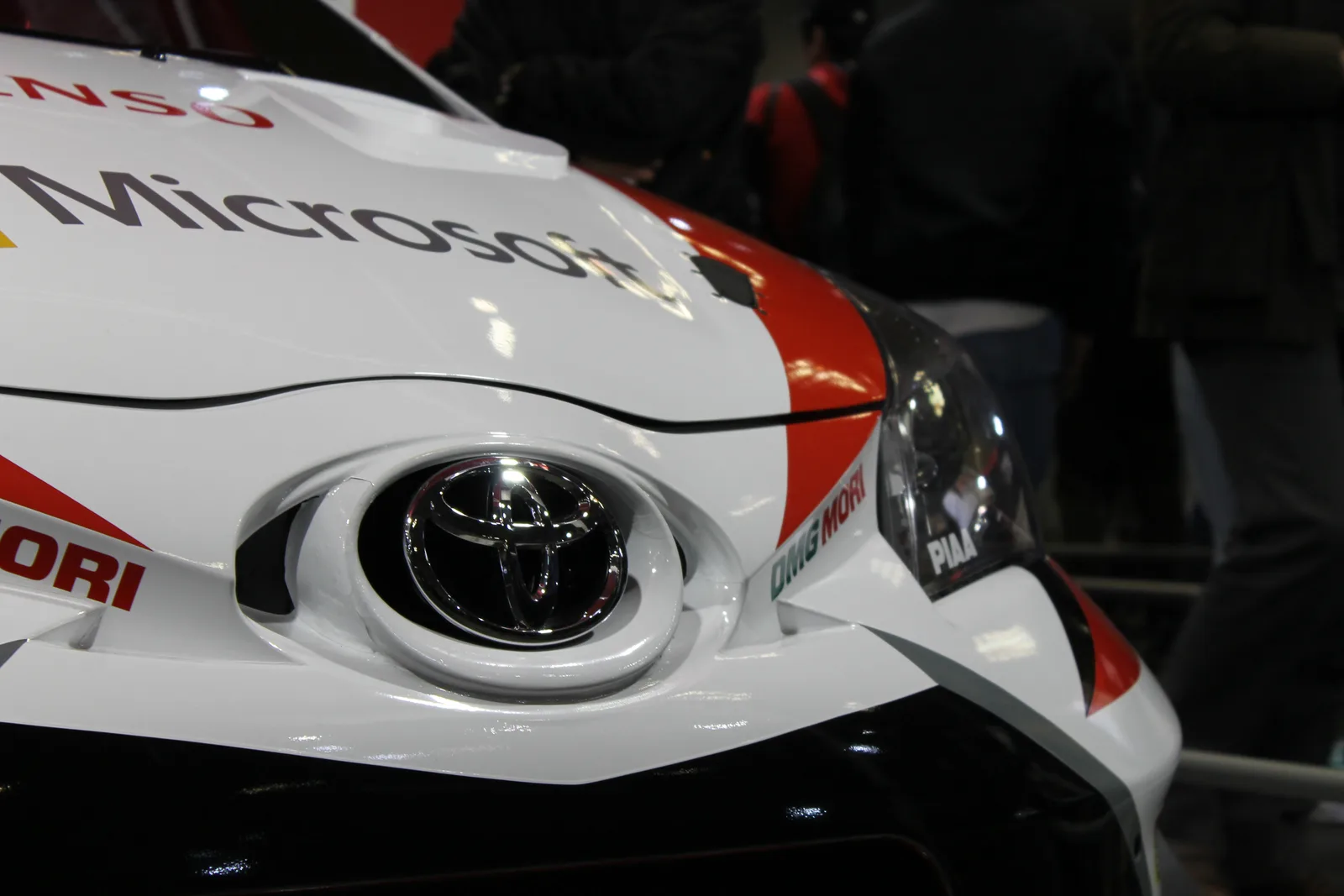 โตโยต้า ยาริส WRC ทีม Gazoo Racing ดีเทลไฟหน้าและโลโก้ ในงานแสดงรถ