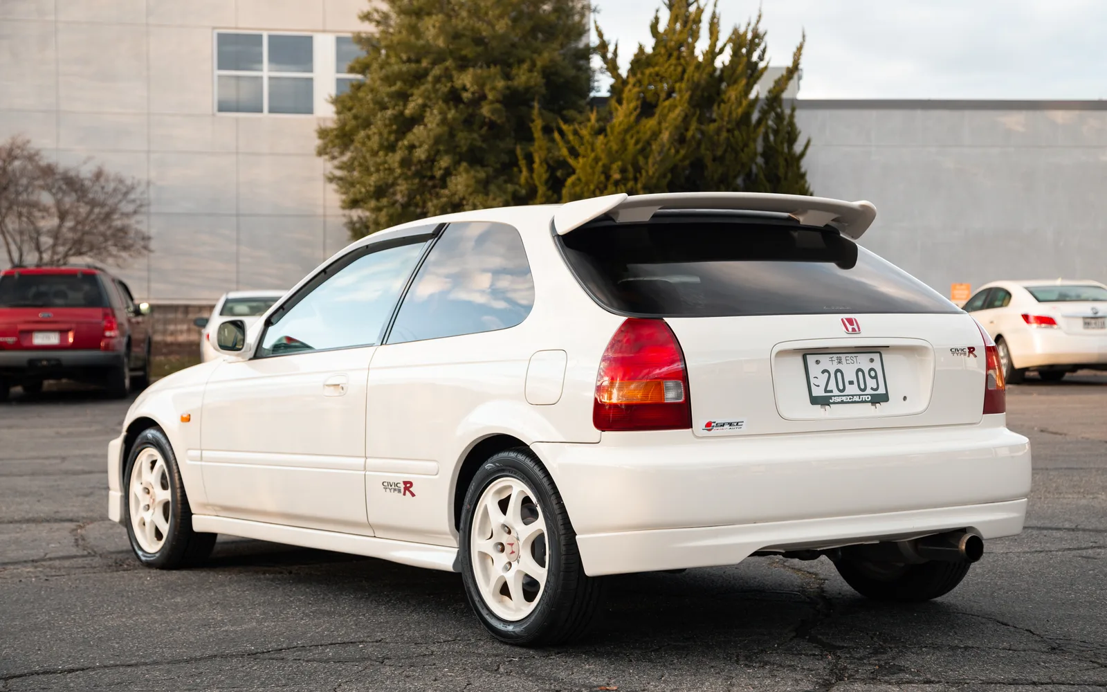 Civic Type R EK9 สีขาว มุมท้าย 3/4 เห็นสปอยเลอร์และล้อขาวเดิม