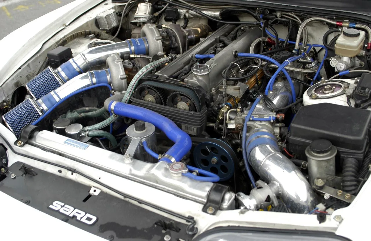ห้องเครื่อง 2JZ ของ Supra A80 พร้อมชุดเทอร์โบ SARD แต่งท่อและสายพ่วงครบชุด