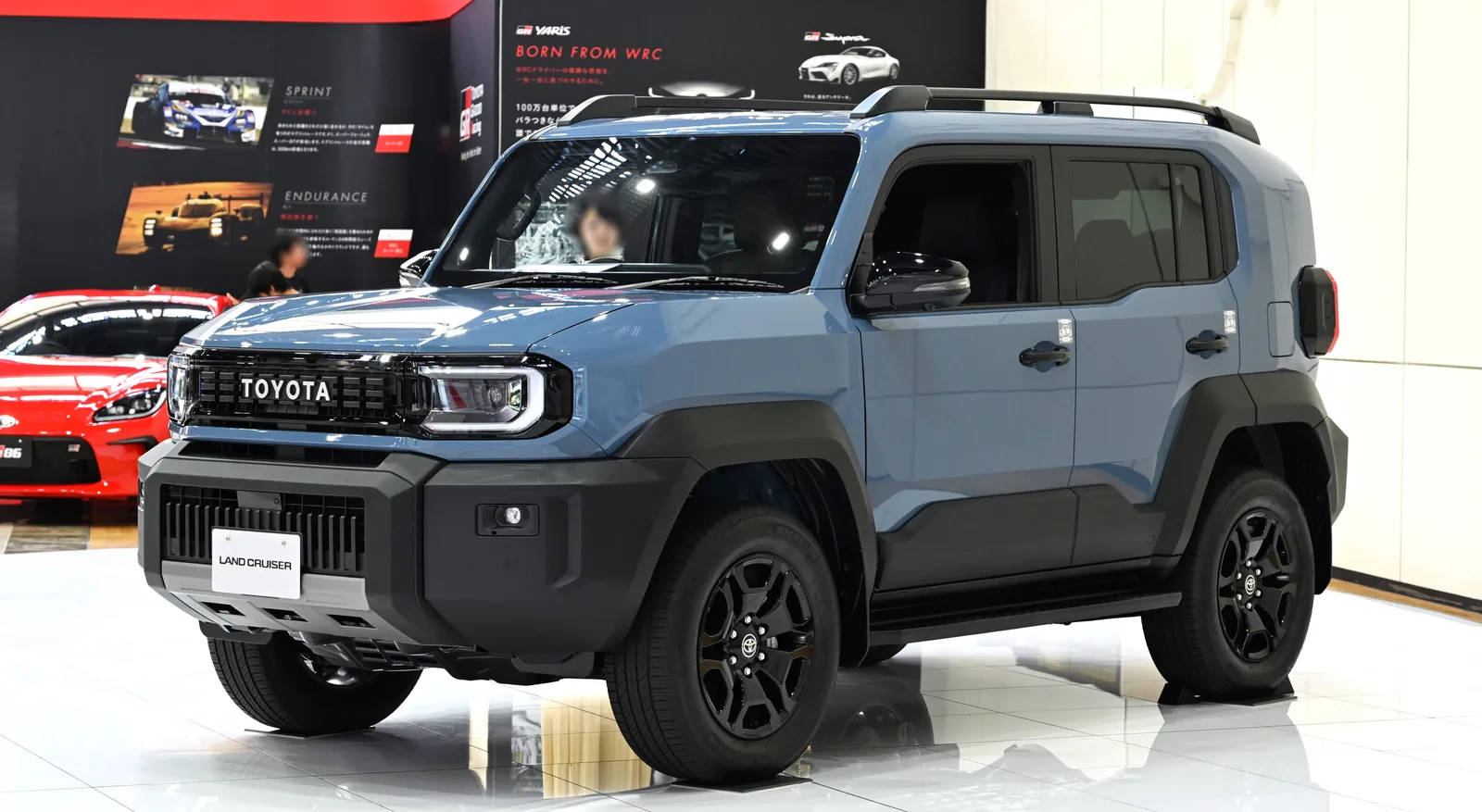 Land Cruiser FJ VX สีฟ้า มุมหน้า 3/4 ในโชว์รูมโตโยต้า