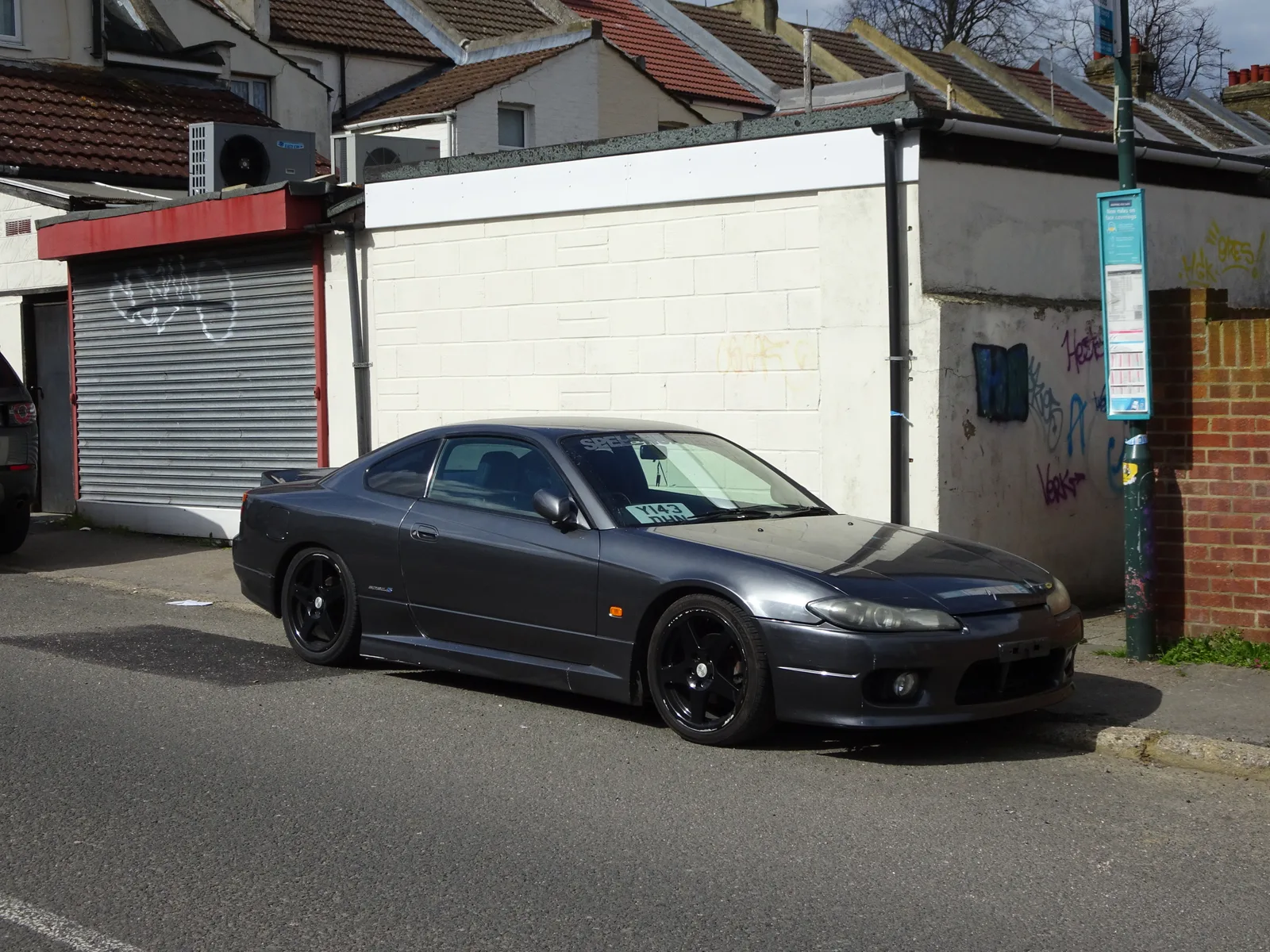Nissan Silvia S15 สีเทา จอดริมถนนย่านที่อยู่อาศัย จากรถบ้านสู่ของสะสม
