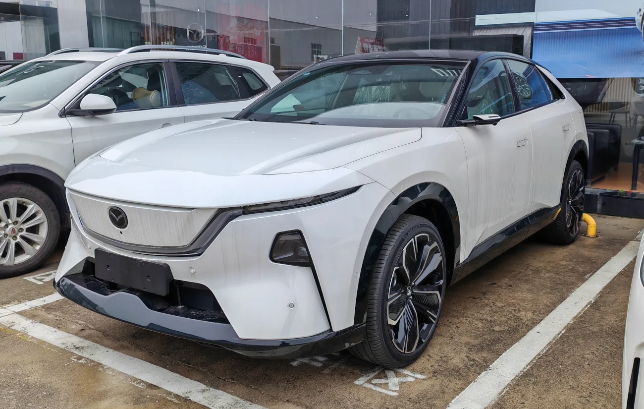 CX-6e รุ่นจีน (EZ-60) สีเทาอ่อน มุมสามส่วนหน้า จอดในลานจริงบรรยากาศจีน