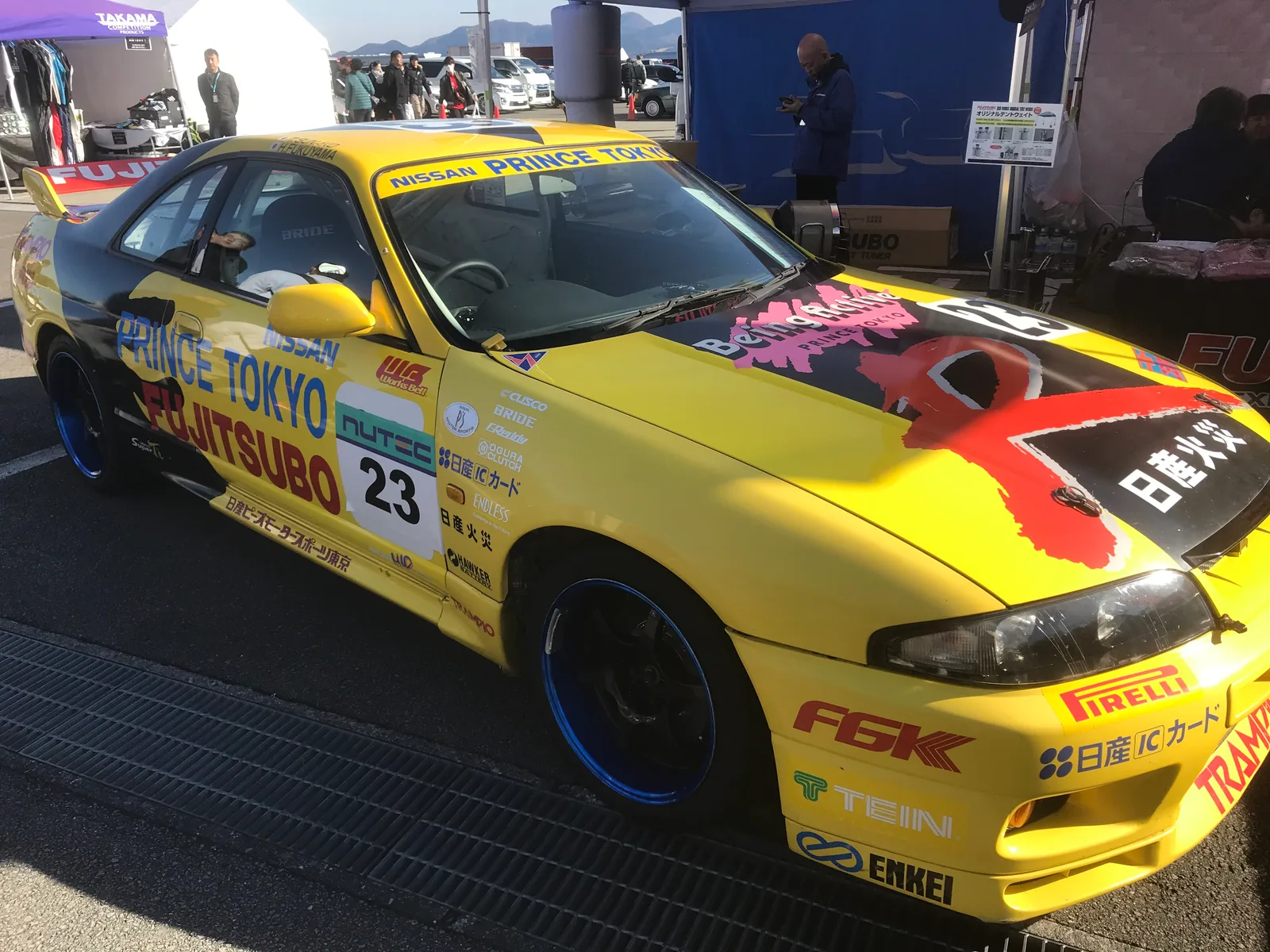 Skyline GT-R (R33) สีเหลือง ทีม Prince Tokyo Fujitsubo ลงแข่ง N1 ซูเปอร์ไทคิว จอดในพิต