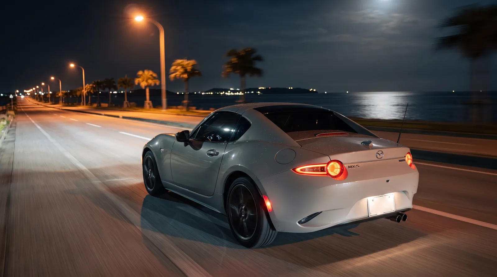 มุมท้าย MX-5 RF: ไฟท้ายทรงกลม ท่อคู่ และหลังคาแข็งทรงฟาสต์แบ็ก