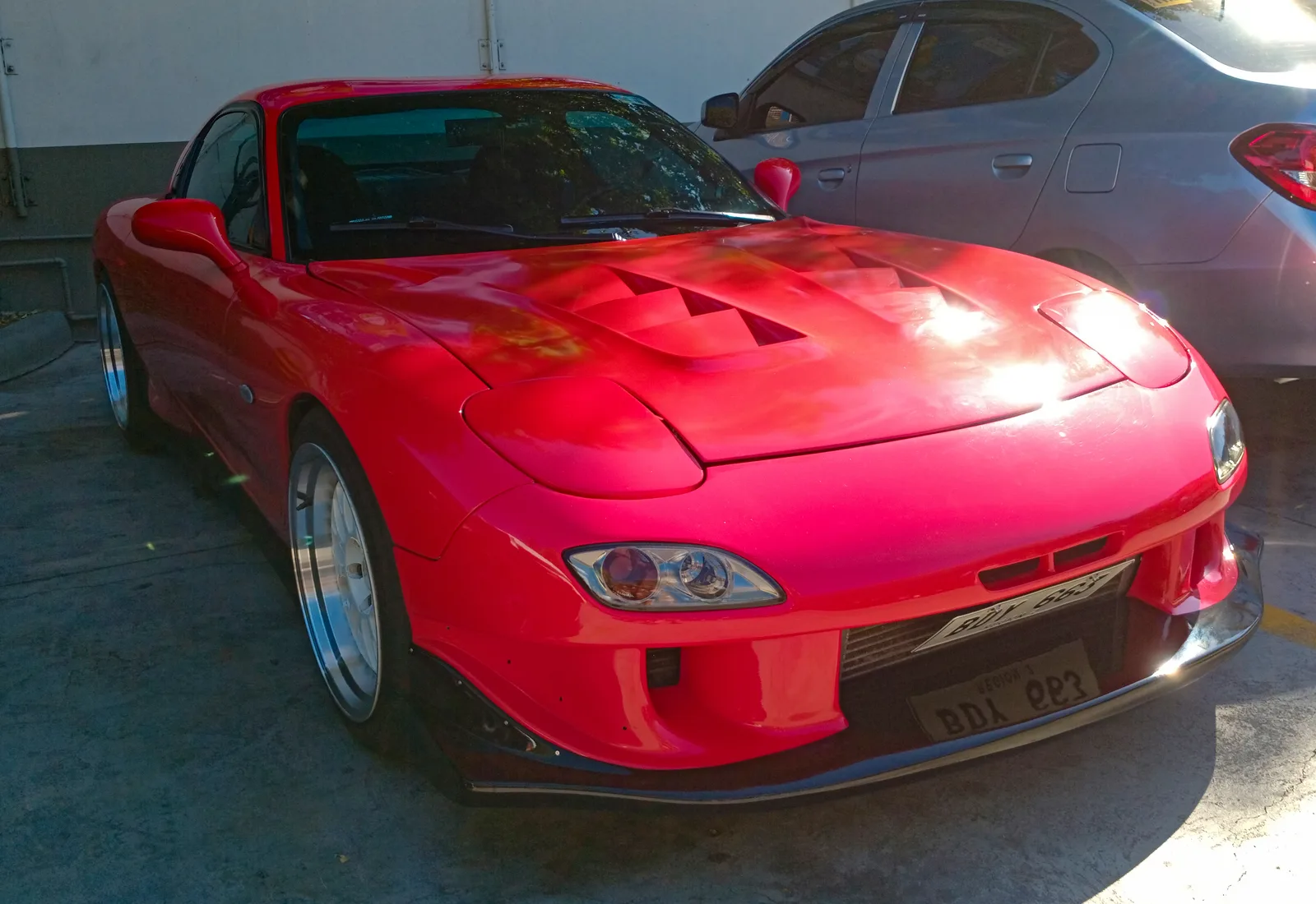Mazda RX-7 FD3S สีแดง มุมหน้าต่ำ ทรงโค้งยุค 90 ที่ยังเป็นที่ต้องการ