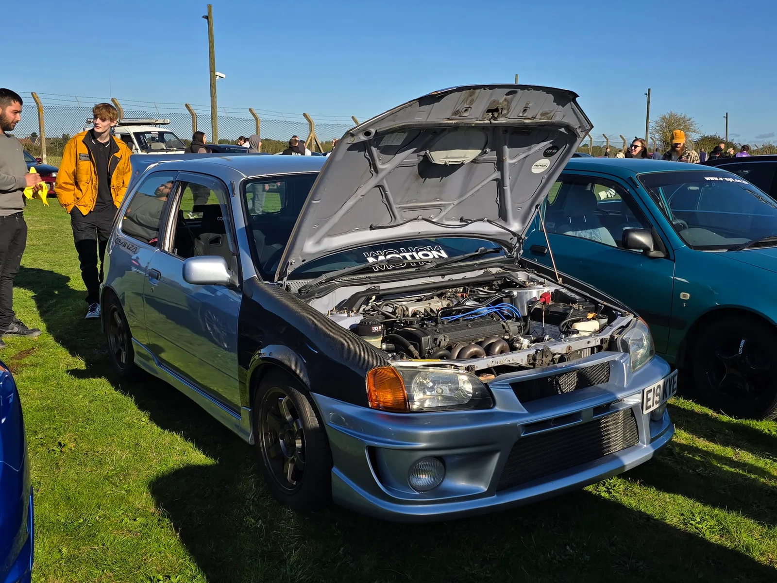 EP82 GT Turbo สีเทาอมฟ้า เปิดฝากระโปรงโชว์เครื่องยนต์แต่งในงานรวมรถ