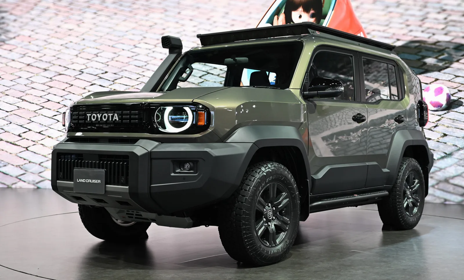 Land Cruiser FJ ตัวโชว์สีเขียวโอลีฟ มุมหน้า 3/4 บนเวทีงานโชว์