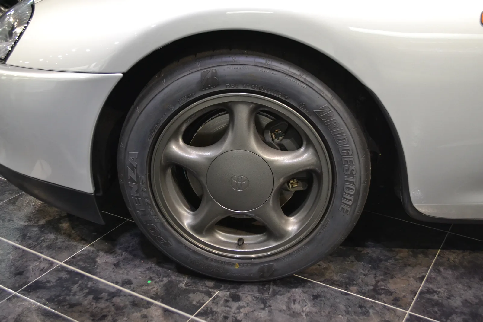 ดีเทลล้อ Toyota Supra JZA80 ลายห้าก้าน ยาง Bridgestone Potenza ระยะใกล้