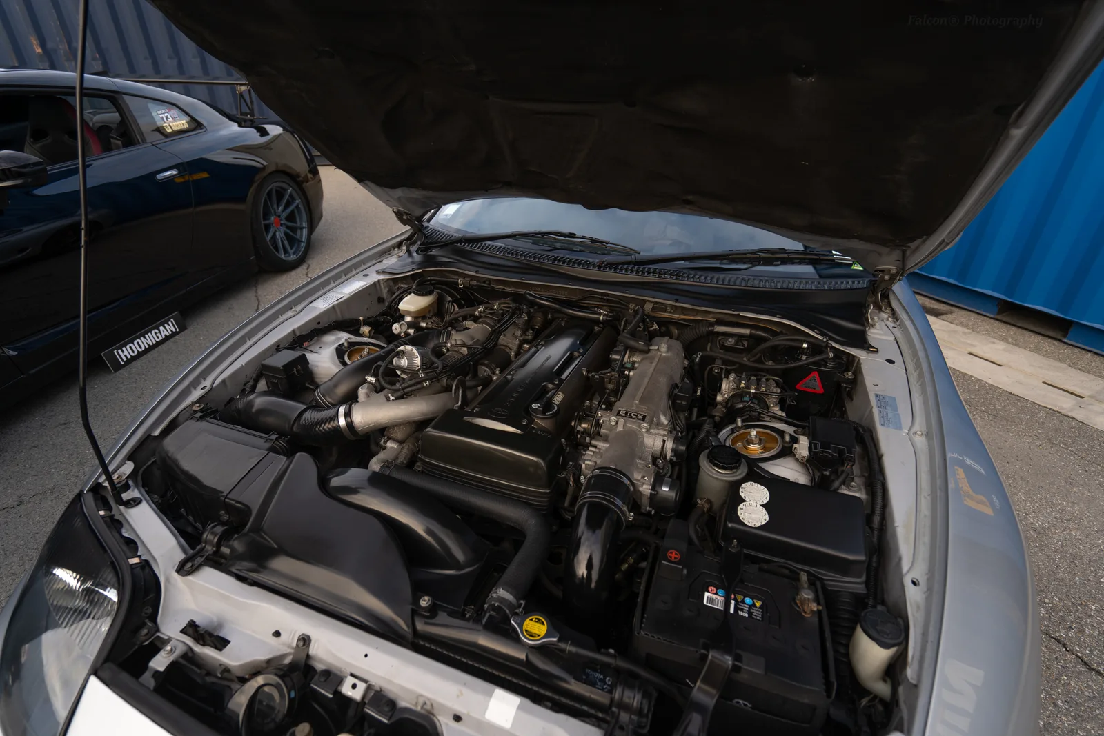 ห้องเครื่อง 2JZ ของ Supra JZA80 เปิดฝากระโปรงเห็นท่อไอดีและเทอร์โบ
