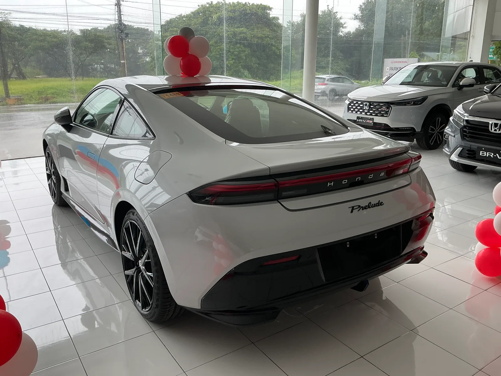 Prelude 2026 สีขาวมุก มุมท้ายเฉียง ในโชว์รูม Honda ท่ามกลางฝน บรรยากาศตลาดอาเซียน