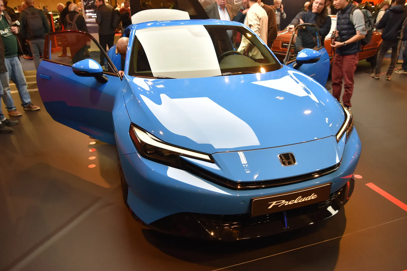 Prelude สีฟ้า มุมหน้าตรงในงานมอเตอร์โชว์ยุโรป เห็นป้ายชื่อ Prelude ที่กันชนหน้าชัดเจน
