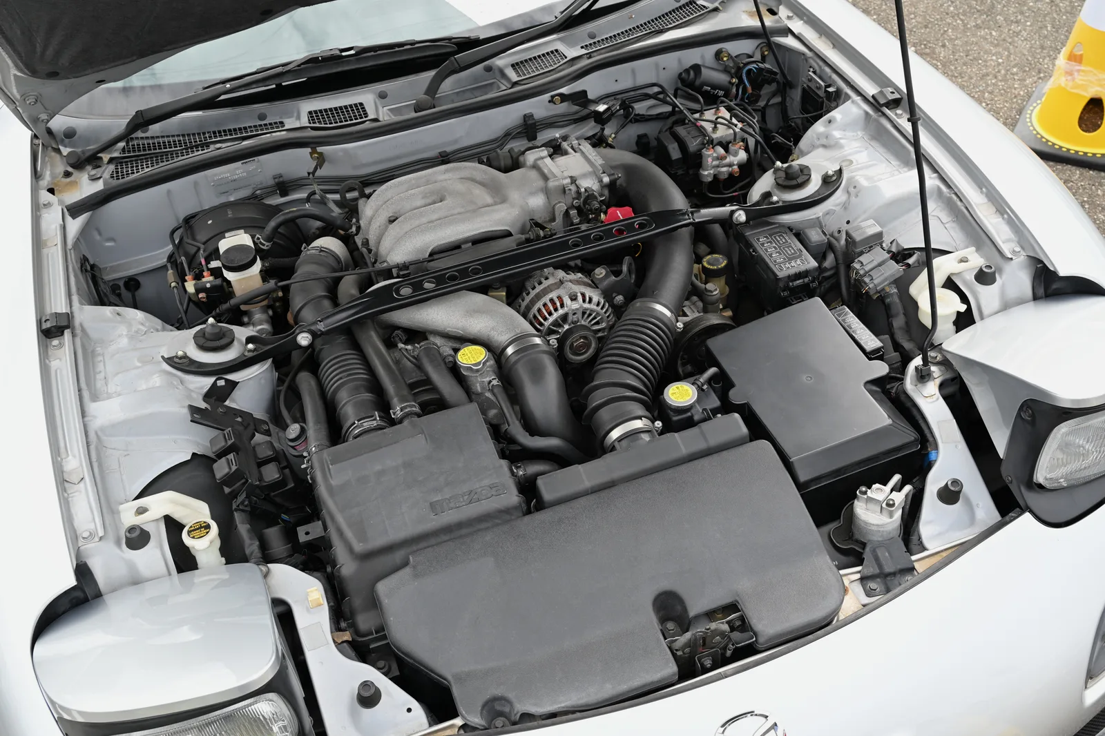 ห้องเครื่องโรตารี่ 13B ของมาสด้า RX-7 มุมบนเห็นรายละเอียดท่อและปั๊มครบ